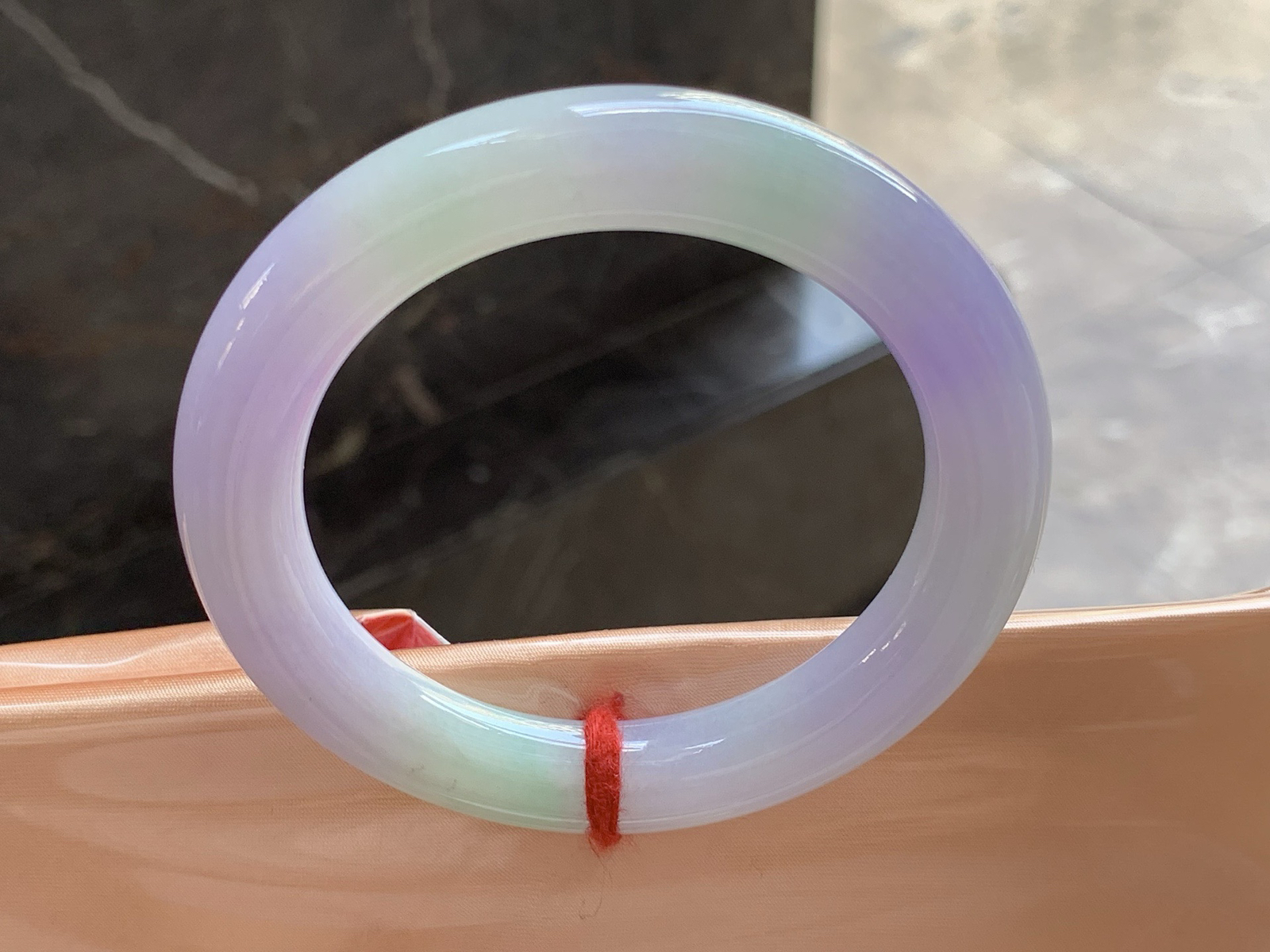 54-10.5

春彩圆条手镯54 55可戴～ 颜色鲜艳 细腻清爽的底子