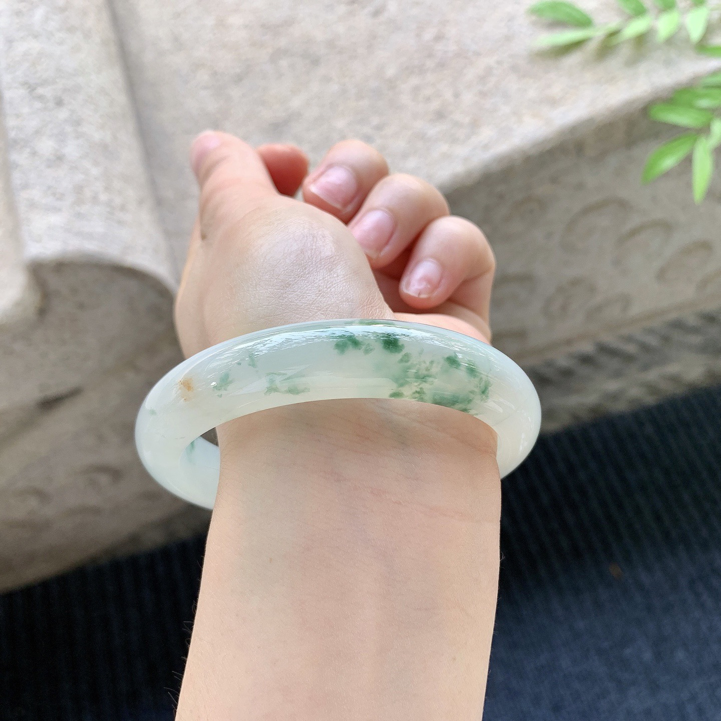 正圈59 60
【圈口】60.7/13/8.5
【描述】飘花，水润，种老，细腻，有棉纹！