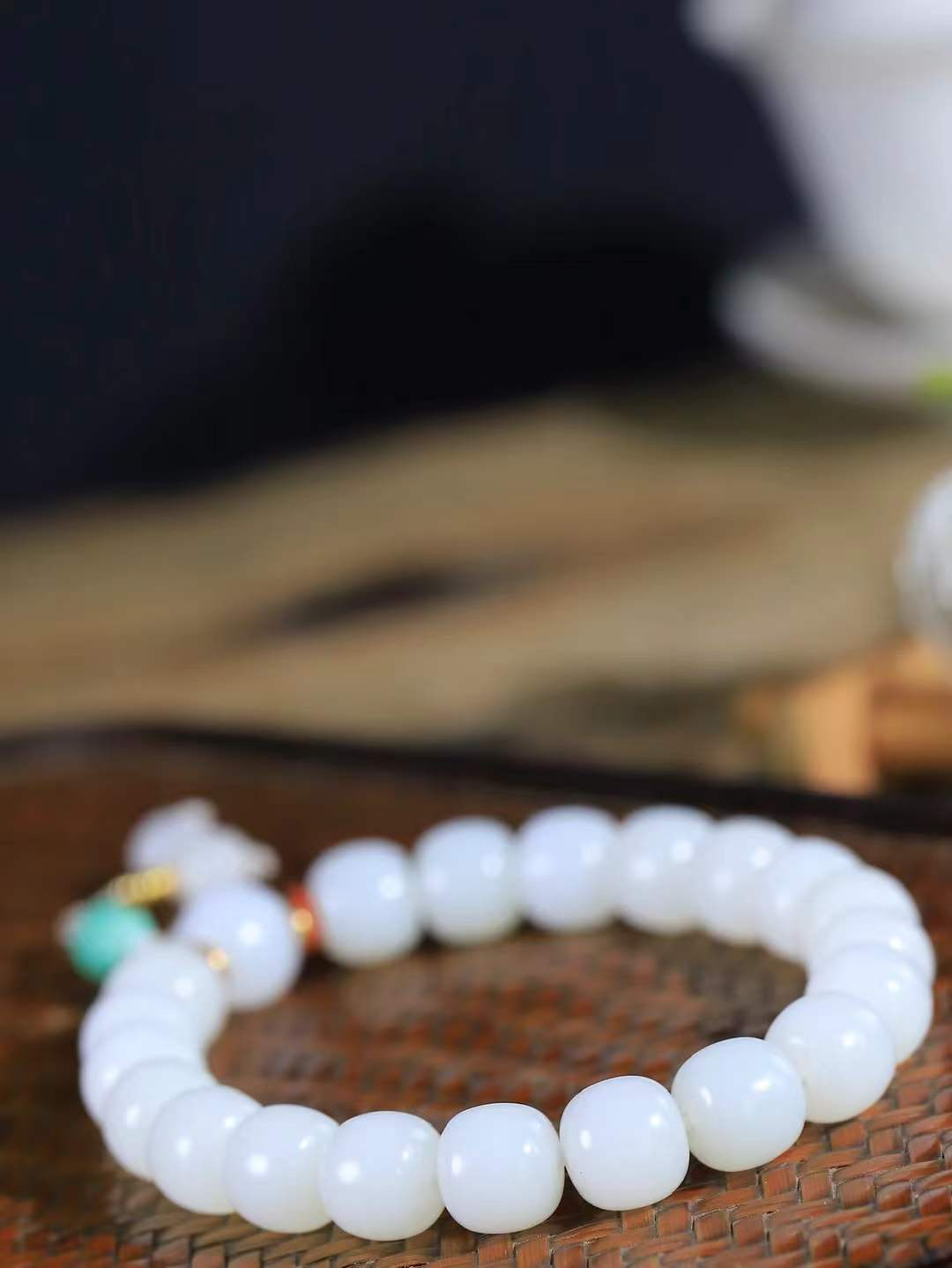 （老型珠.手串）

精品和田玉白玉老型珠手串，玉质细腻油润 饱满光滑 质朴无华，悠远简单，人心境界远，百世修炼深，心灵常驻善意持，觉悟人生百世修。重46克    尺寸取一10-10.8mm    10401000A