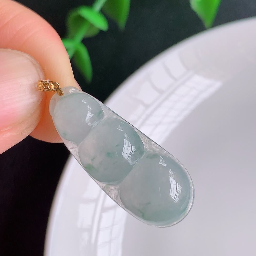 18k金扣冰润飘花福豆翡翠挂件，老种飘花  冰清玉洁  胶感十足  寓意“四季平安，福气满满”颜色鲜艳，清新自然，饱满通透   W49.11  尺寸：27.8-11-5.2mm