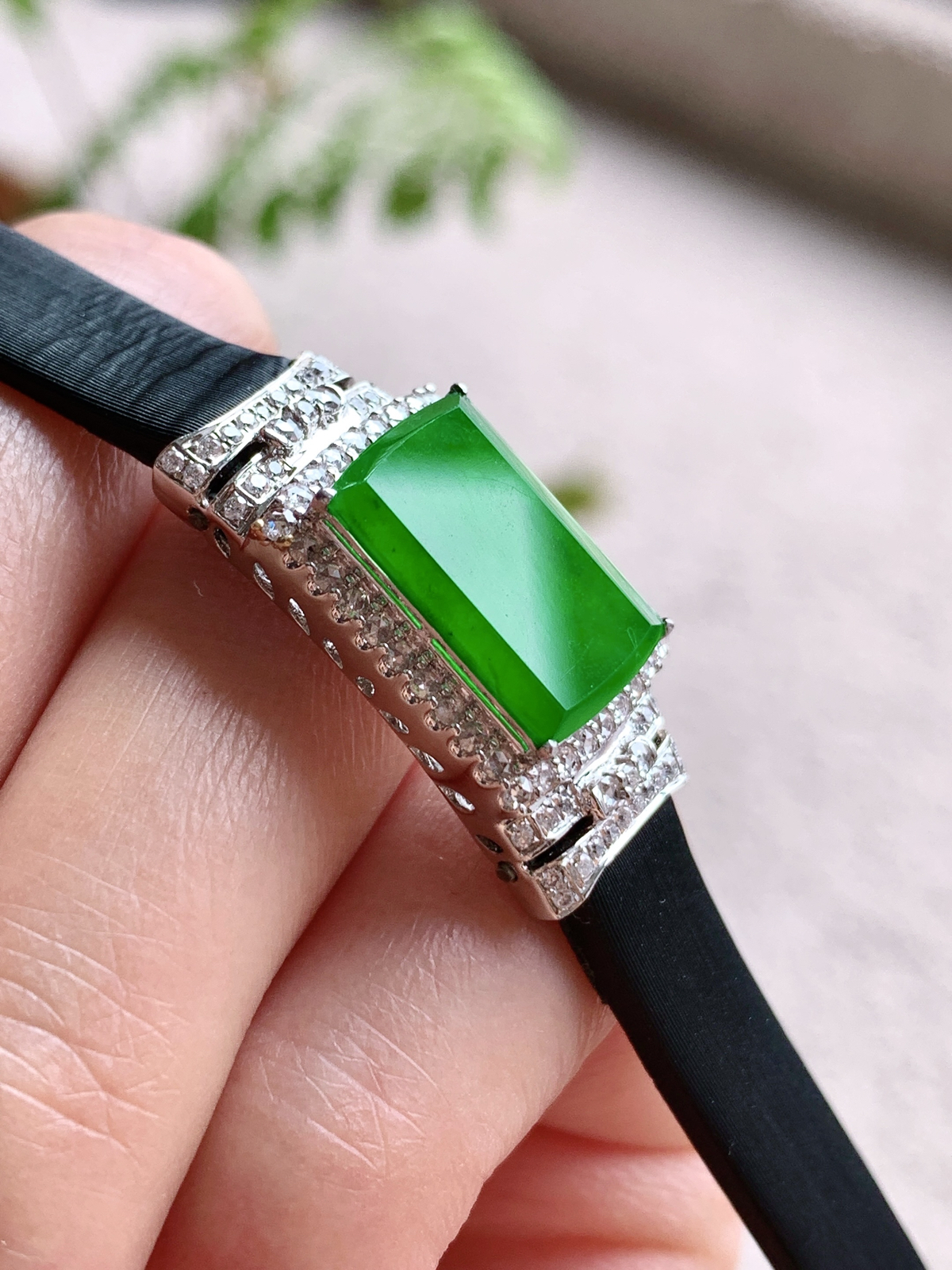 【镶嵌】🫧高冰阳绿无事牌满绿无事牌手牌手表款
【说明】缅料 18k金镶嵌 性价比高  
【整体】24.3-12.4-7.2
【裸石】14-9.6-1