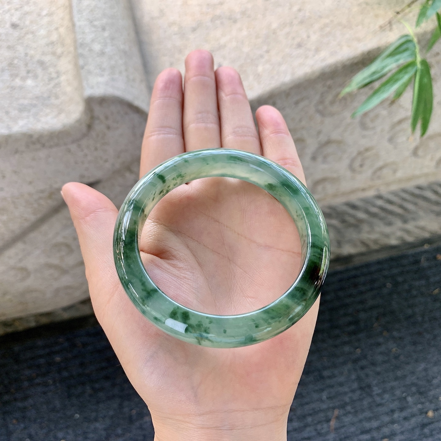 正圈57 58【圈口】58.7/12.2/9【编码】YT121382【描述】糯冰飘绿花，种老，细腻，无裂