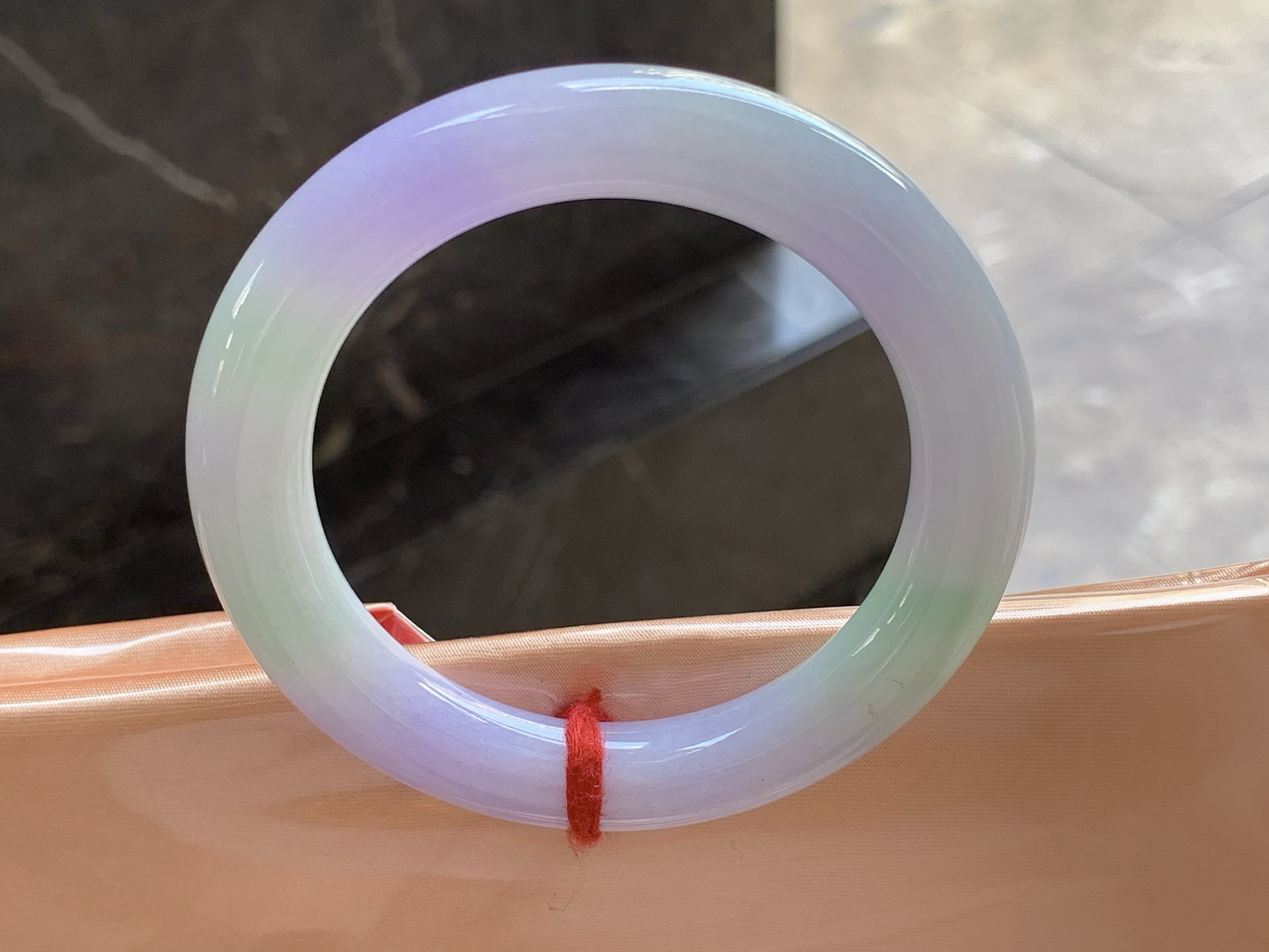 54-10.5

春彩圆条手镯54 55可戴～ 颜色鲜艳 细腻清爽的底子