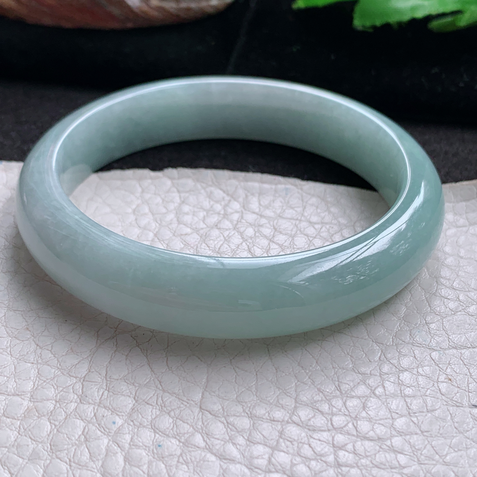 js实拍56*12.5*7.7平安镯 天然翡翠a货手镯浅绿正圈玉镯子