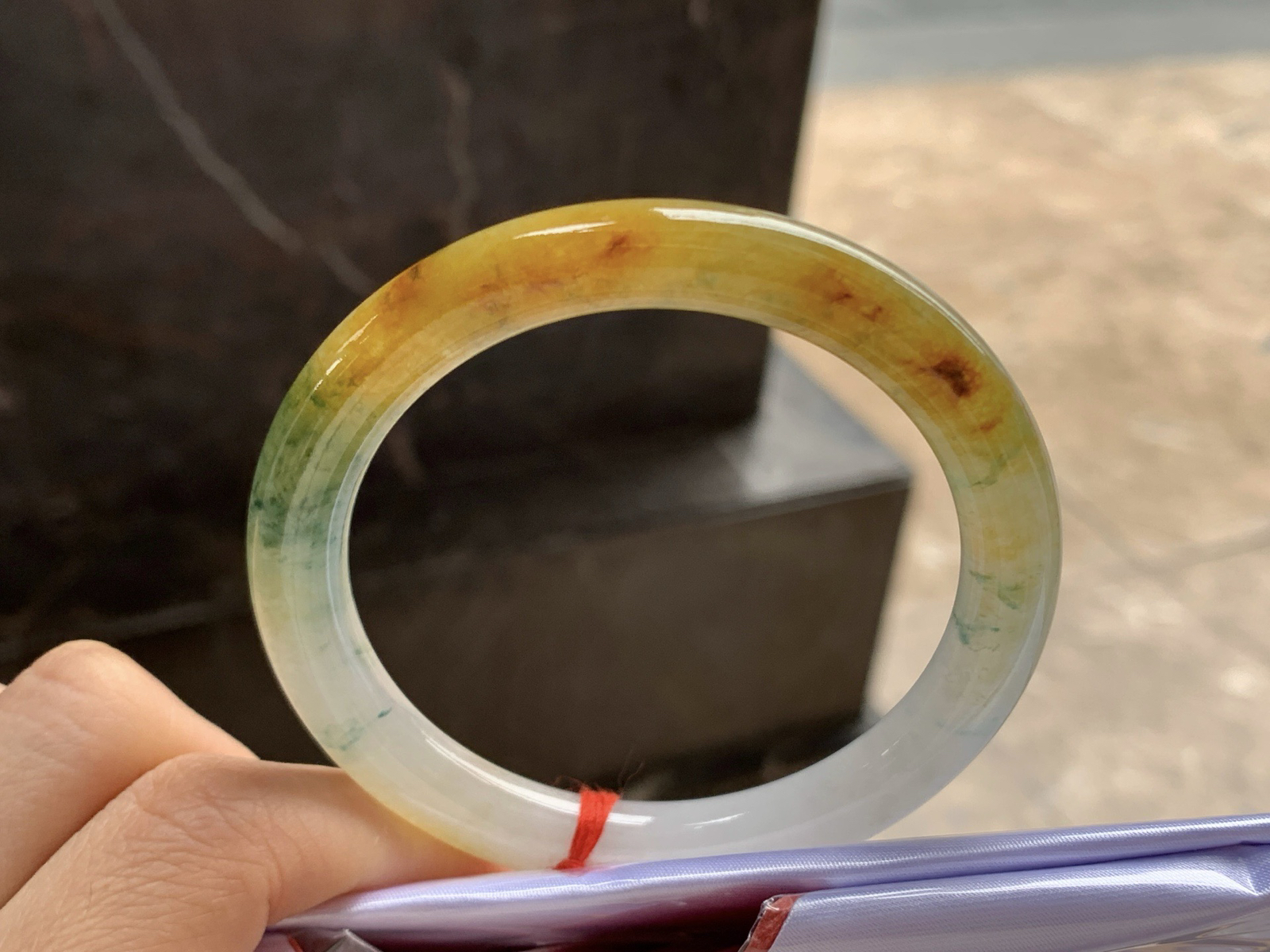 53-10

黄翡圆条手镯^_^鲜艳