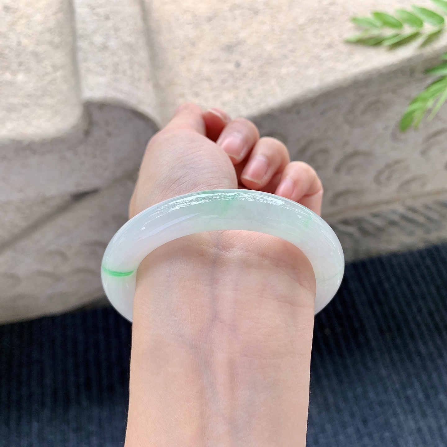 圆条52 53【圈口】53.7/10.5/10.3【编码】B2121156【描述】冰糯飘绿，水润，种老，细腻，打灯有絮线