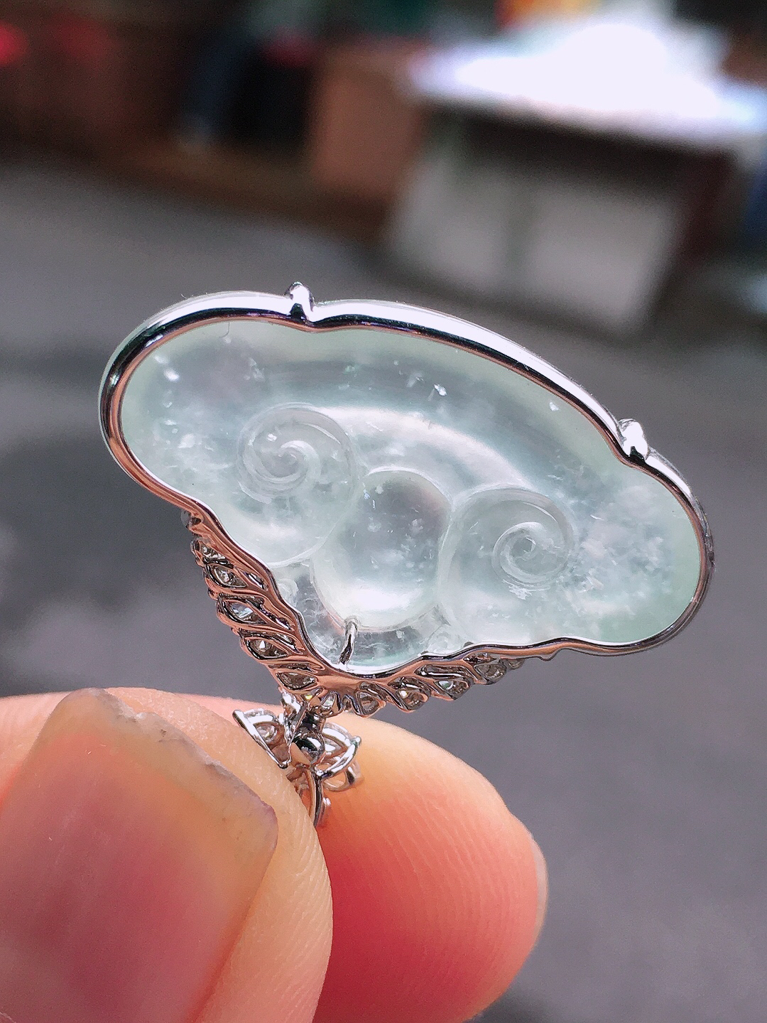 冰种如意头吊坠，玉质细腻，荧光感超
强，饱满圆润，尽显优雅气质，18k
金豪华镶嵌