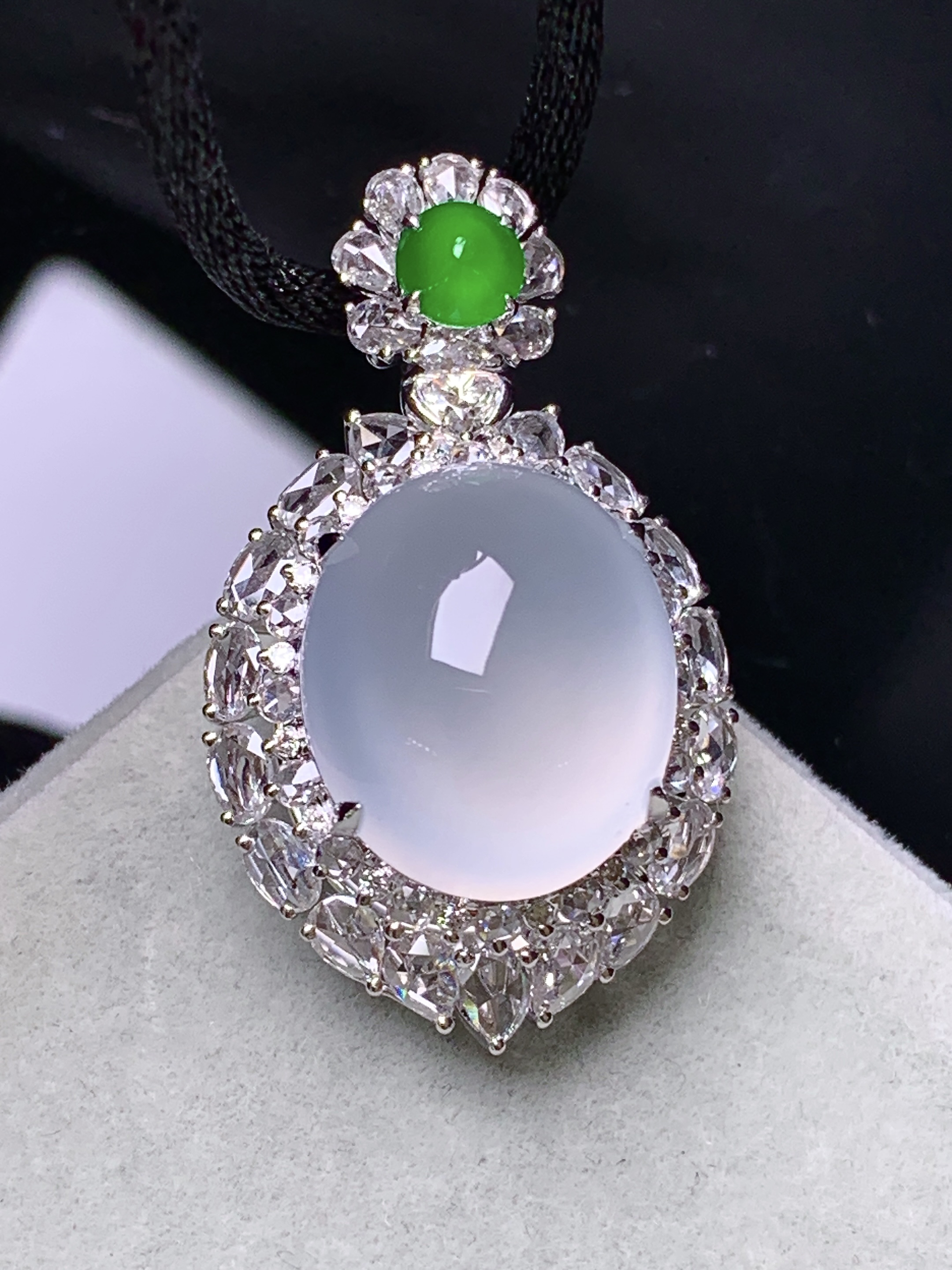 18k金钻镶嵌冰种蛋面吊坠 玉质细腻 色泽艳丽清新 水润亮眼 整体尺寸34*20*15.5k2