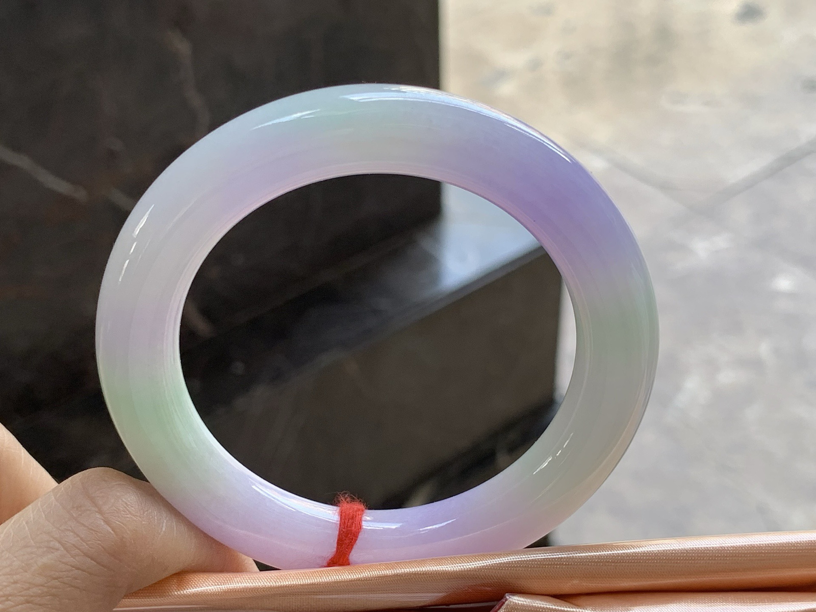 54-10.5

春彩圆条手镯54 55可戴～ 颜色鲜艳 细腻清爽的底子