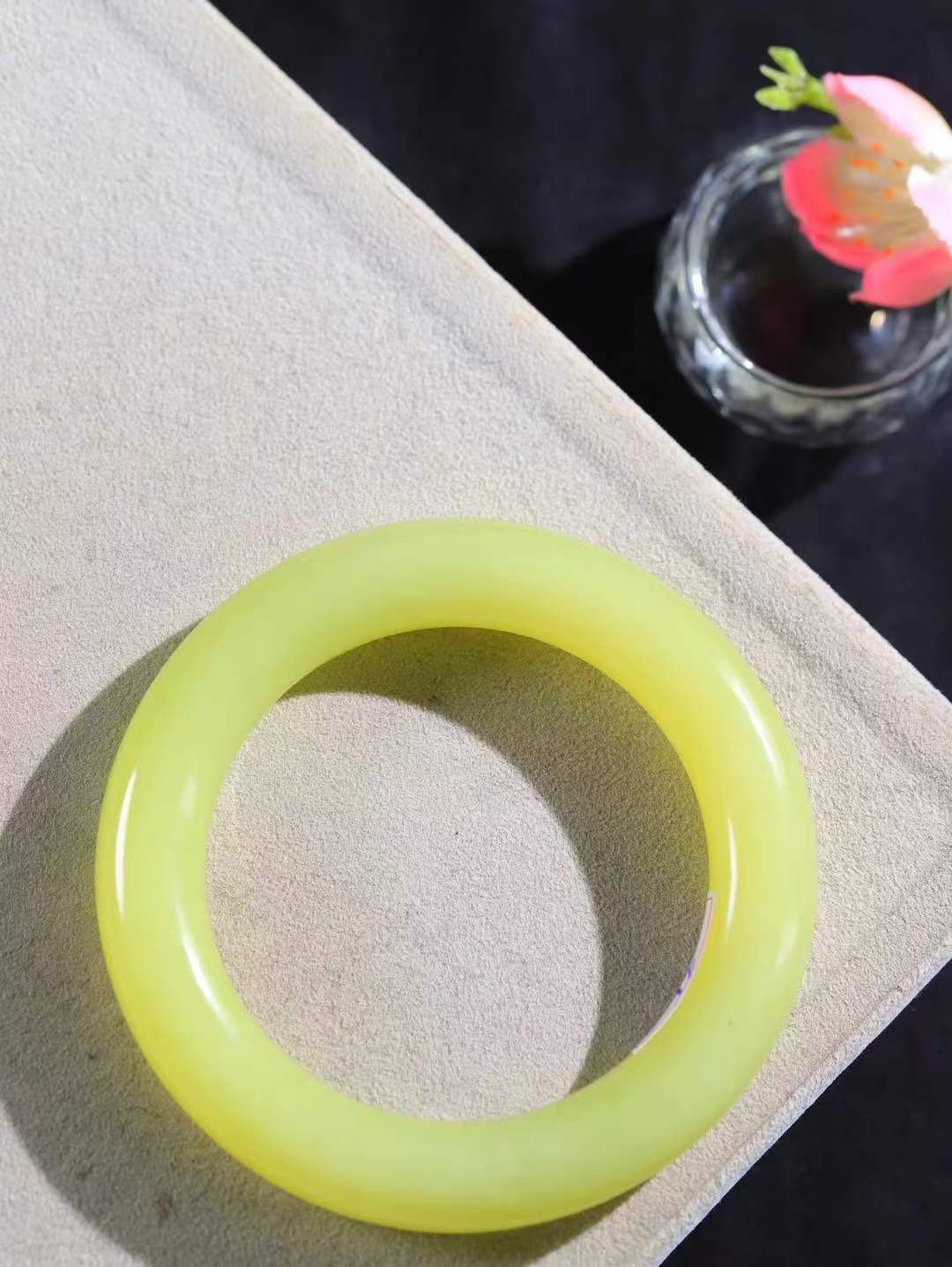 【玉佳人·手镯】

精品和田玉黄口手镯 ，玉质细腻油润，做工细致精美，端庄素雅，亭亭玉立，芊芊素手。芊芊素手，怎能忘镯？秀美条，更显婀娜。内径55.5mm 尺寸11.9-12.3mm重74.3克 69401184T