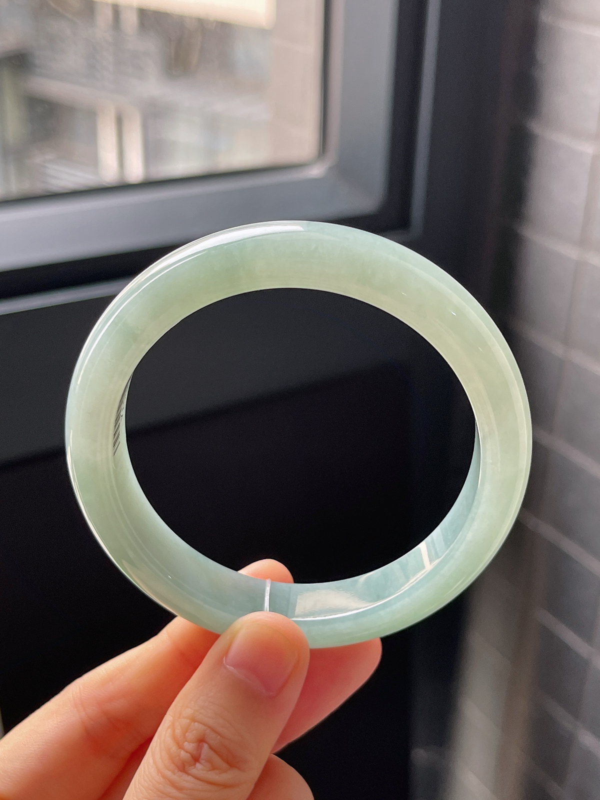 正圈57.4圈口，翡翠冰糯种淡绿色手镯