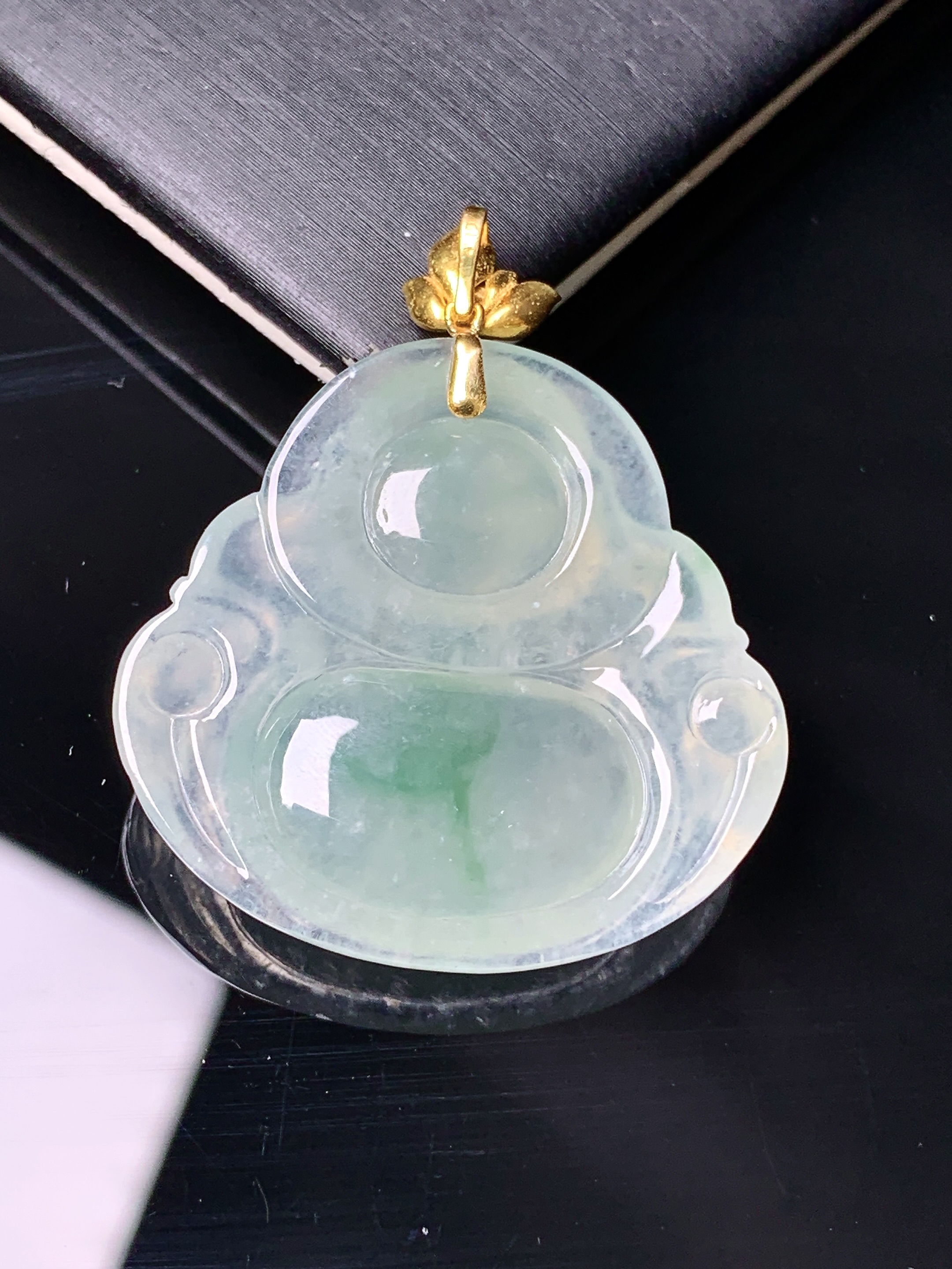 18k金镶嵌冰种飘绿佛公吊坠 玉质细腻 色泽艳丽清新 水润亮眼 整体尺寸37*31*6.2d1