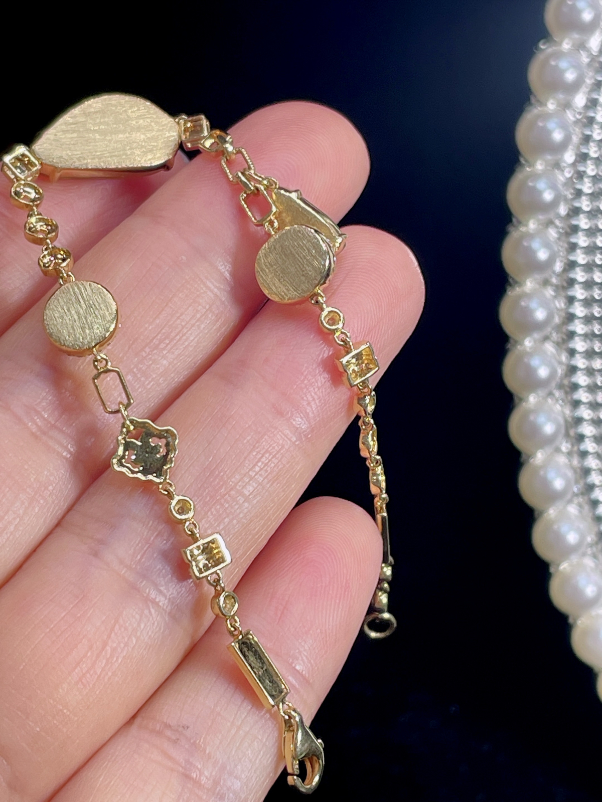 天然缅甸翡翠A货
冰黄翡福豆手链
18k金镶嵌钻石..