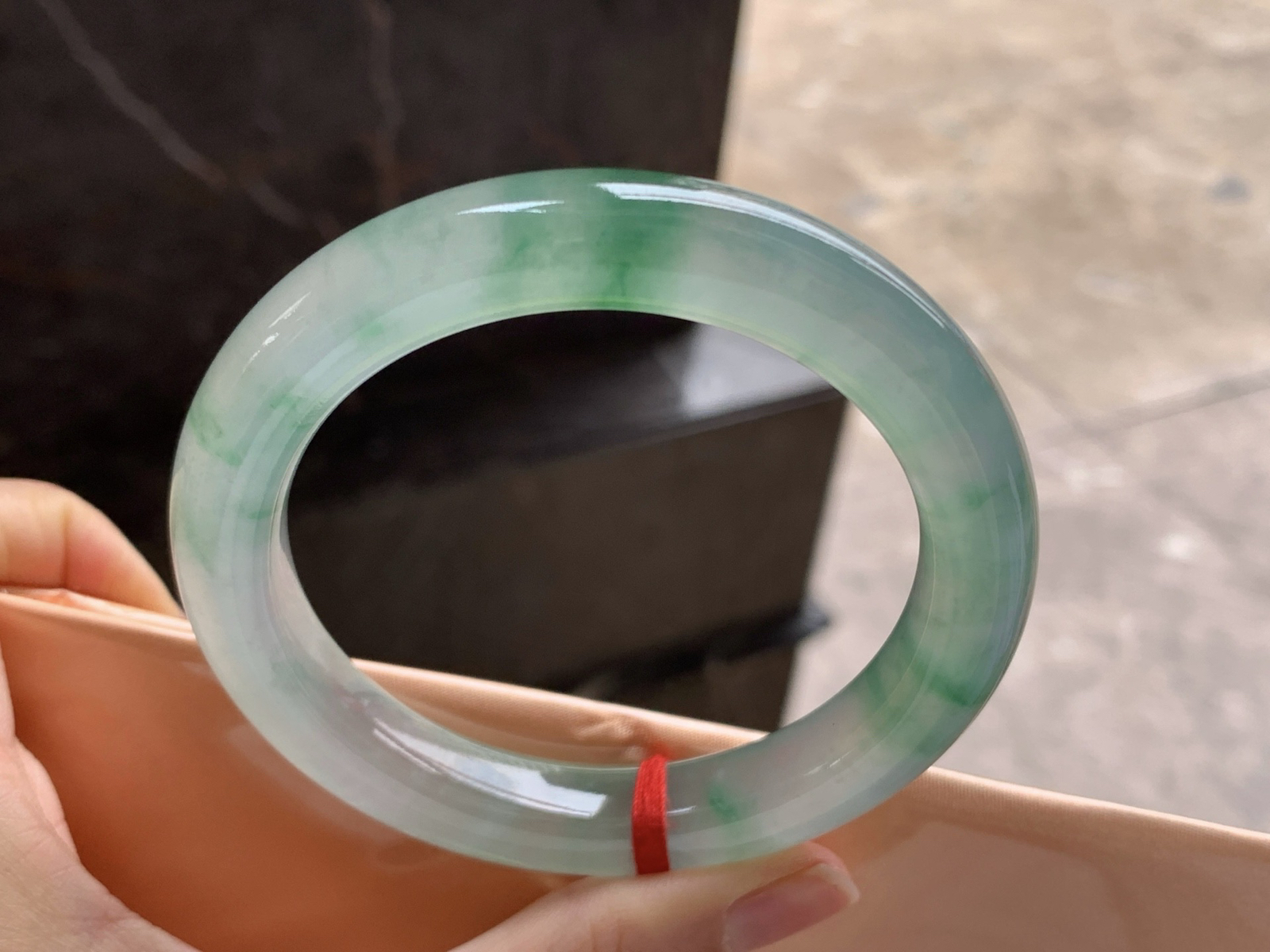 58.5-11.3

冰种绿花圆条手镯^_^种老 飘花好看