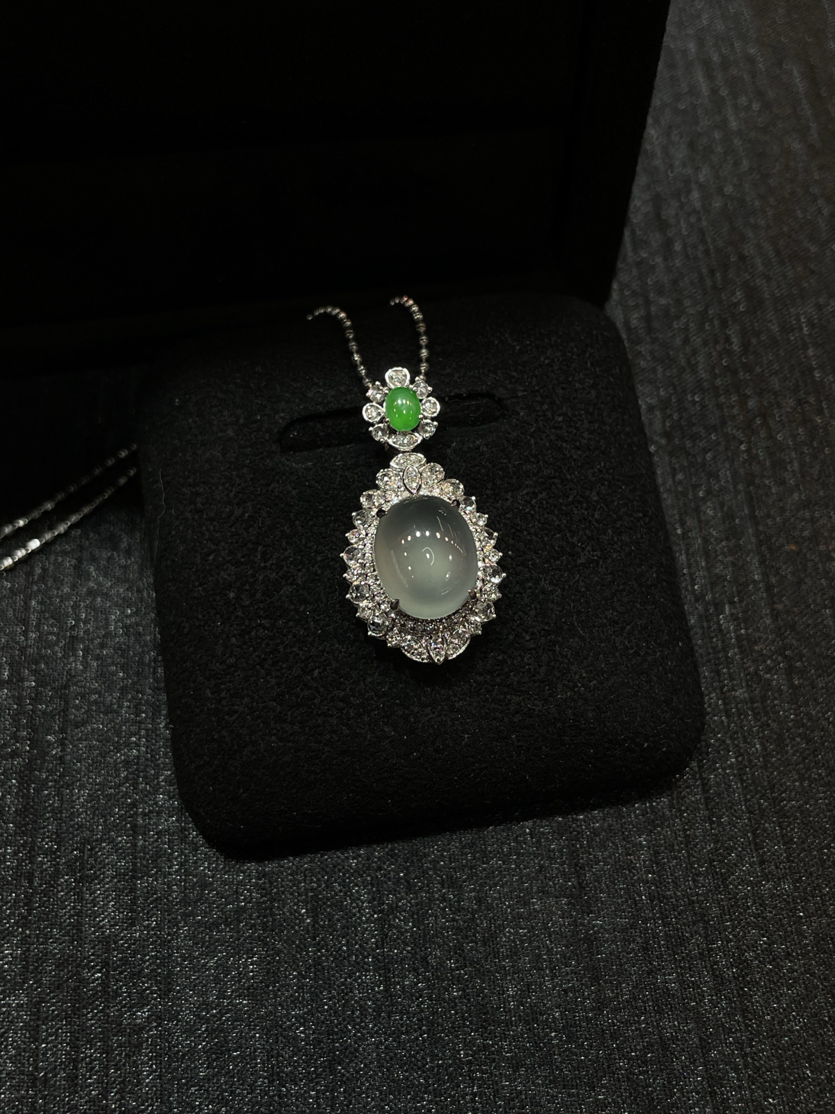 冰种 起光 蛋面吊坠

18k金配钻镶嵌