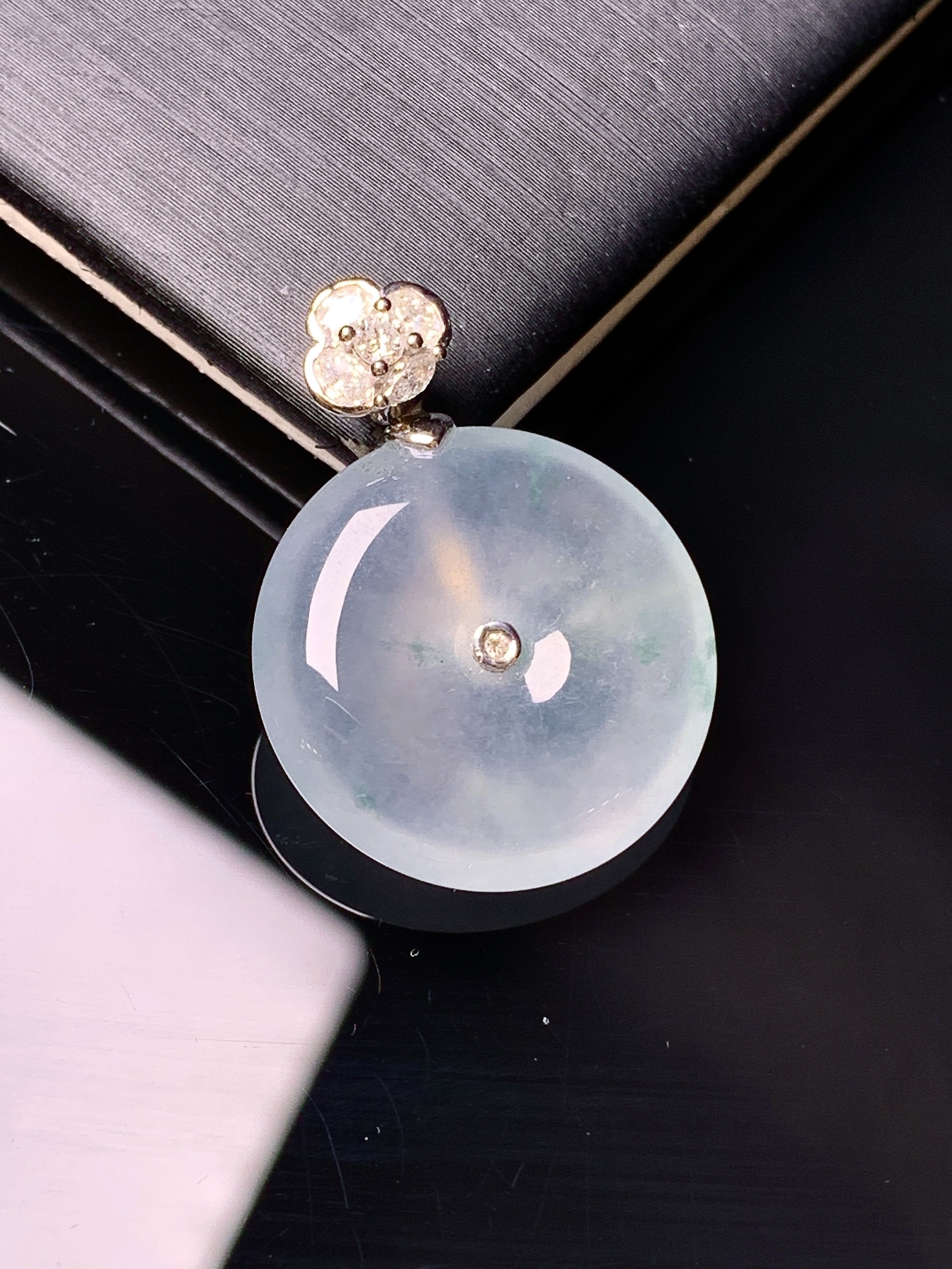 18k金钻镶嵌冰种平安扣吊坠 玉质细腻 色泽艳丽清新 水润亮眼 整体尺寸26.6*19.7*5.6c