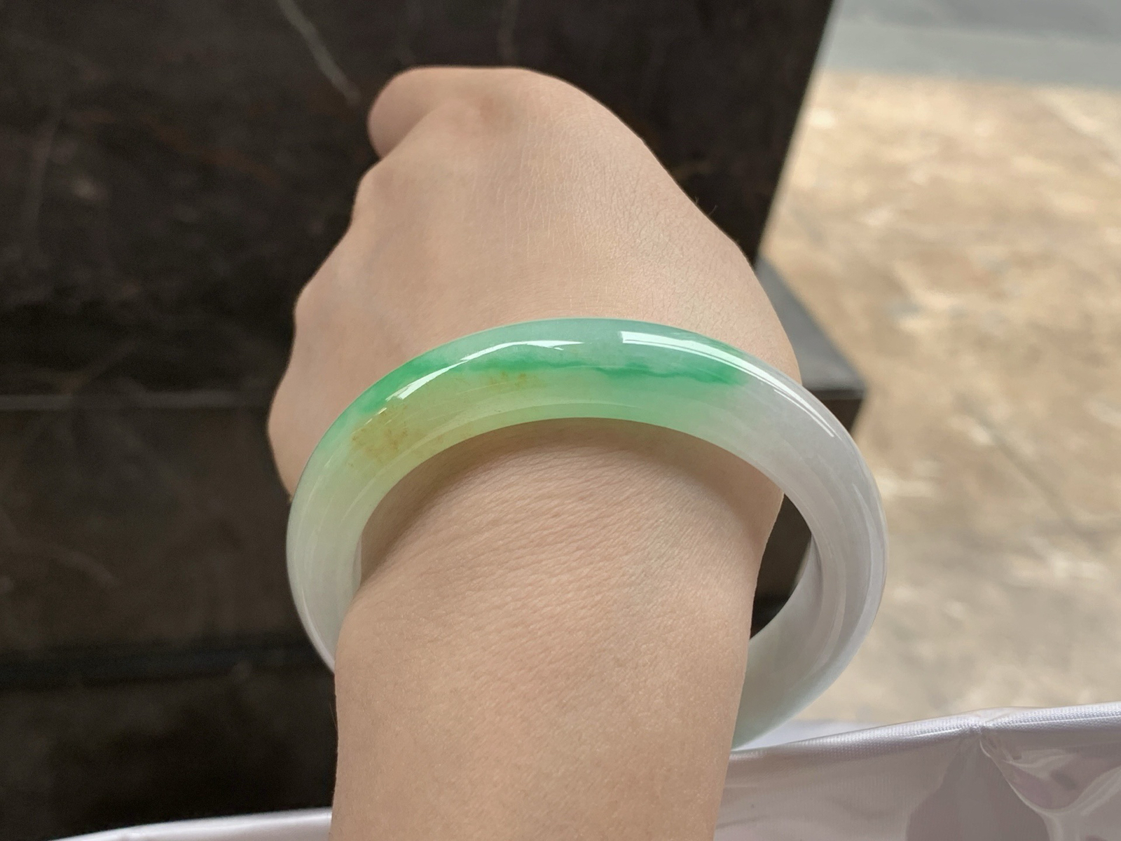 56-12.4-8.5

黄加绿手镯^_^玉质温润