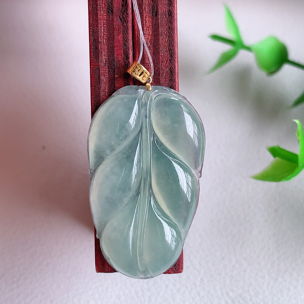 18k金扣冰润金枝玉叶翡翠吊坠  老种起胶感  飘花灵动  寓意“金枝玉叶，大业有成，一夜成名”  饱满大气，水润通透。W49.11 尺寸：30.8-18.8-3.5mm