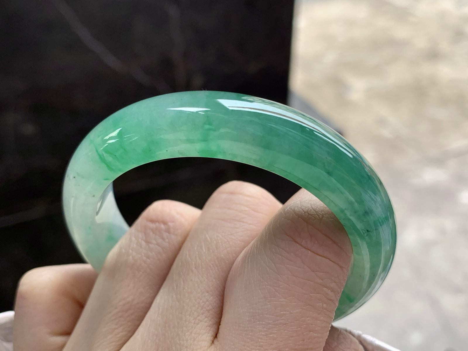 52.6-12.7-8.3

冰绿花手镯^_^颜色鲜艳起光