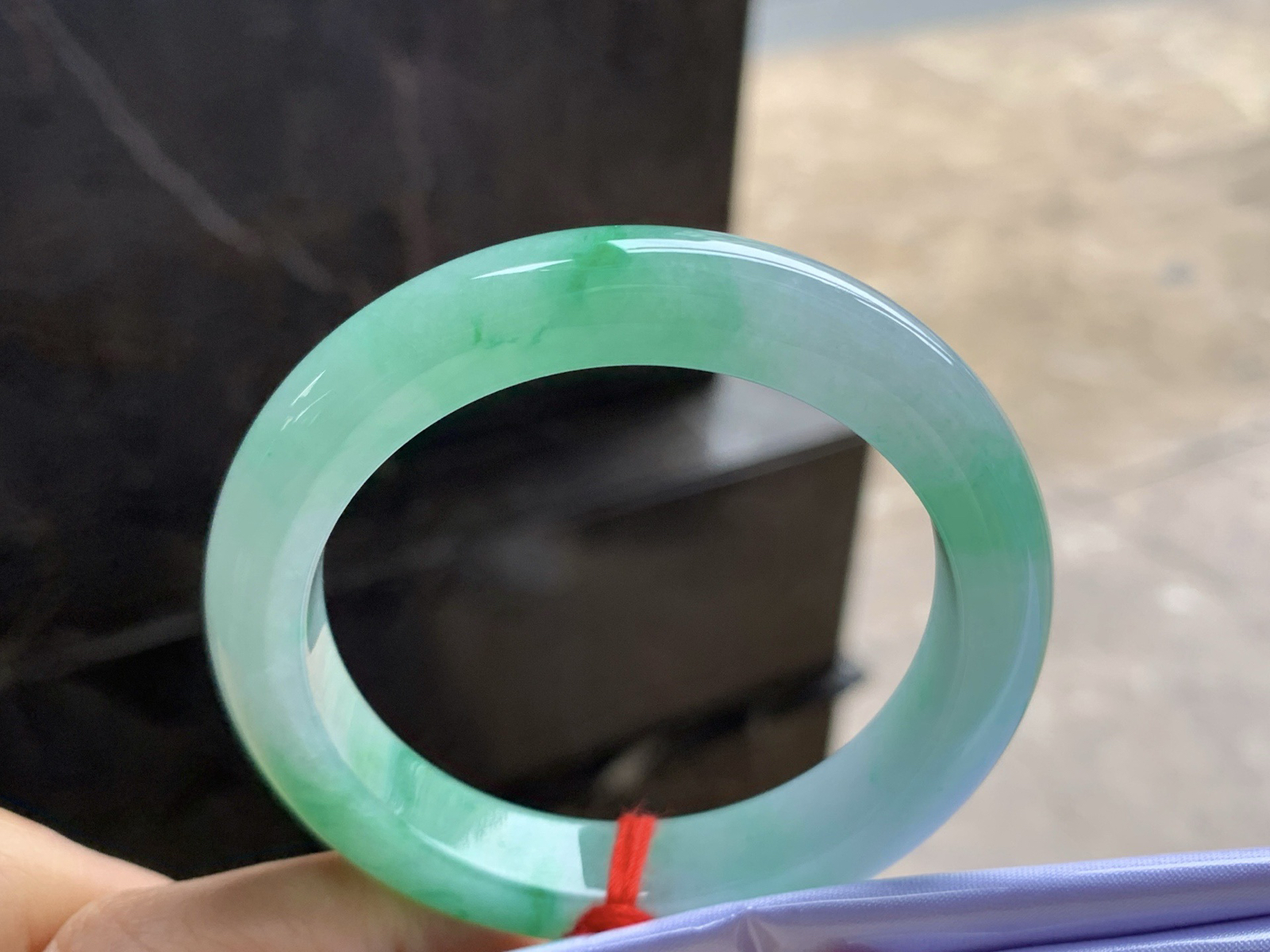 52-10.8-8.5

带色手镯^_^色阳 玉质温润 清新