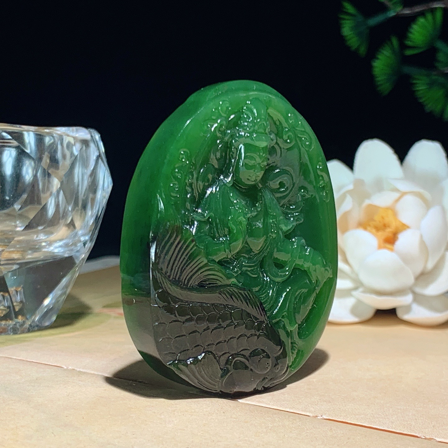 和田玉7号矿红皮料阳绿俄罗斯碧玉坐莲观音牌子挂件。尺寸59/49/13重65.5克 玉质细腻油润 底色纯净 脂粉好，品质好！lt260410