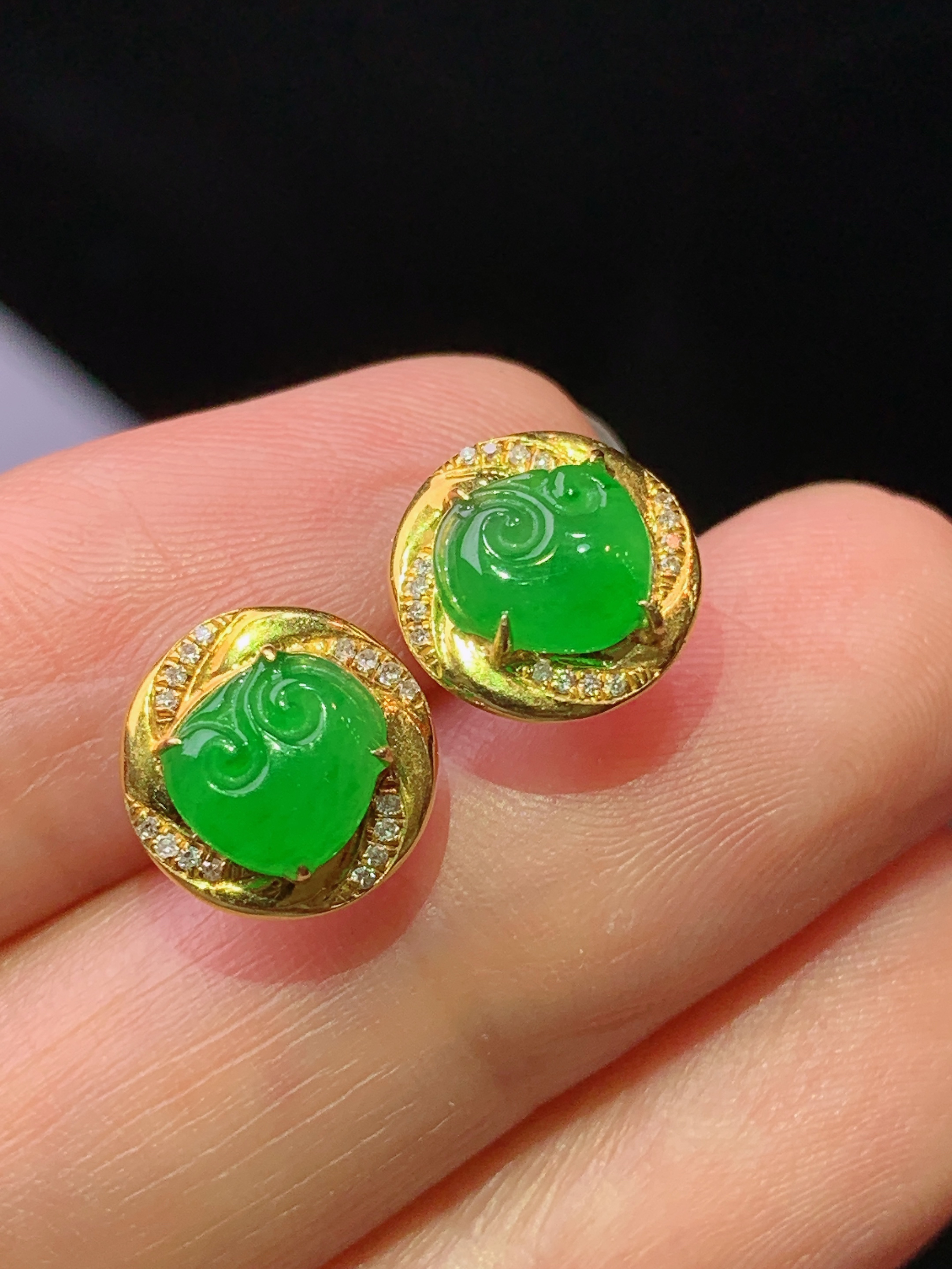 18k金钻镶嵌翠绿如意耳钉 玉质细腻 色泽艳丽清新 水润亮眼 整体尺寸9.8*3yz