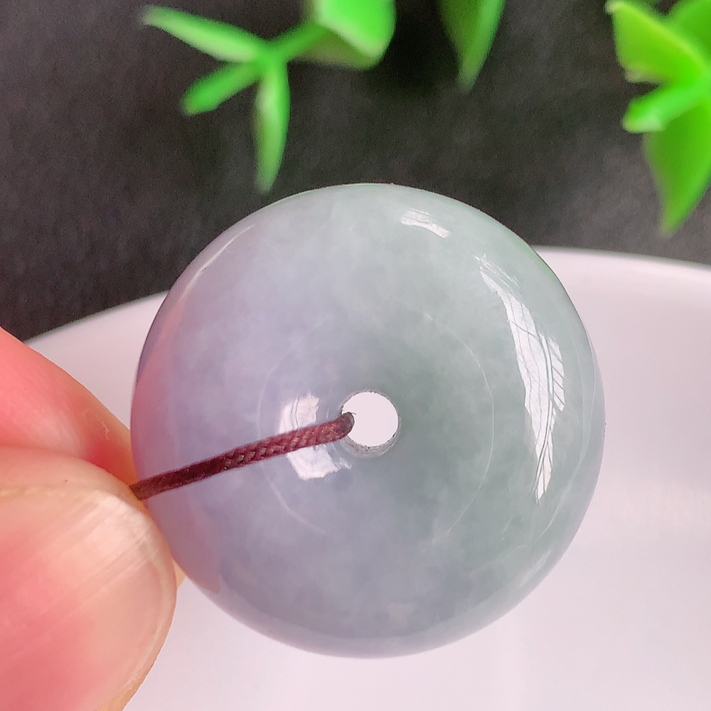 冰润紫罗兰平安扣吊坠，厚装饱满，冰润剔透，细腻水足，种质润泽，飘花灵动，佩戴优雅大气，W42.11   尺寸：23.8-13mm