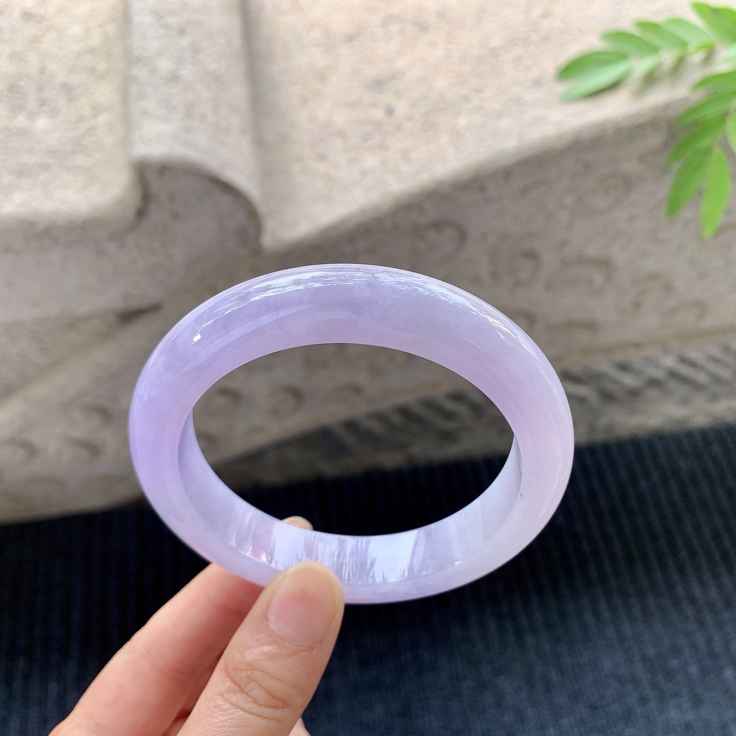 正圈59 60
【圈口】60.5/13.1/9.1
【描述】紫罗兰，满紫，水润，种老，细腻，打灯有晶体线！