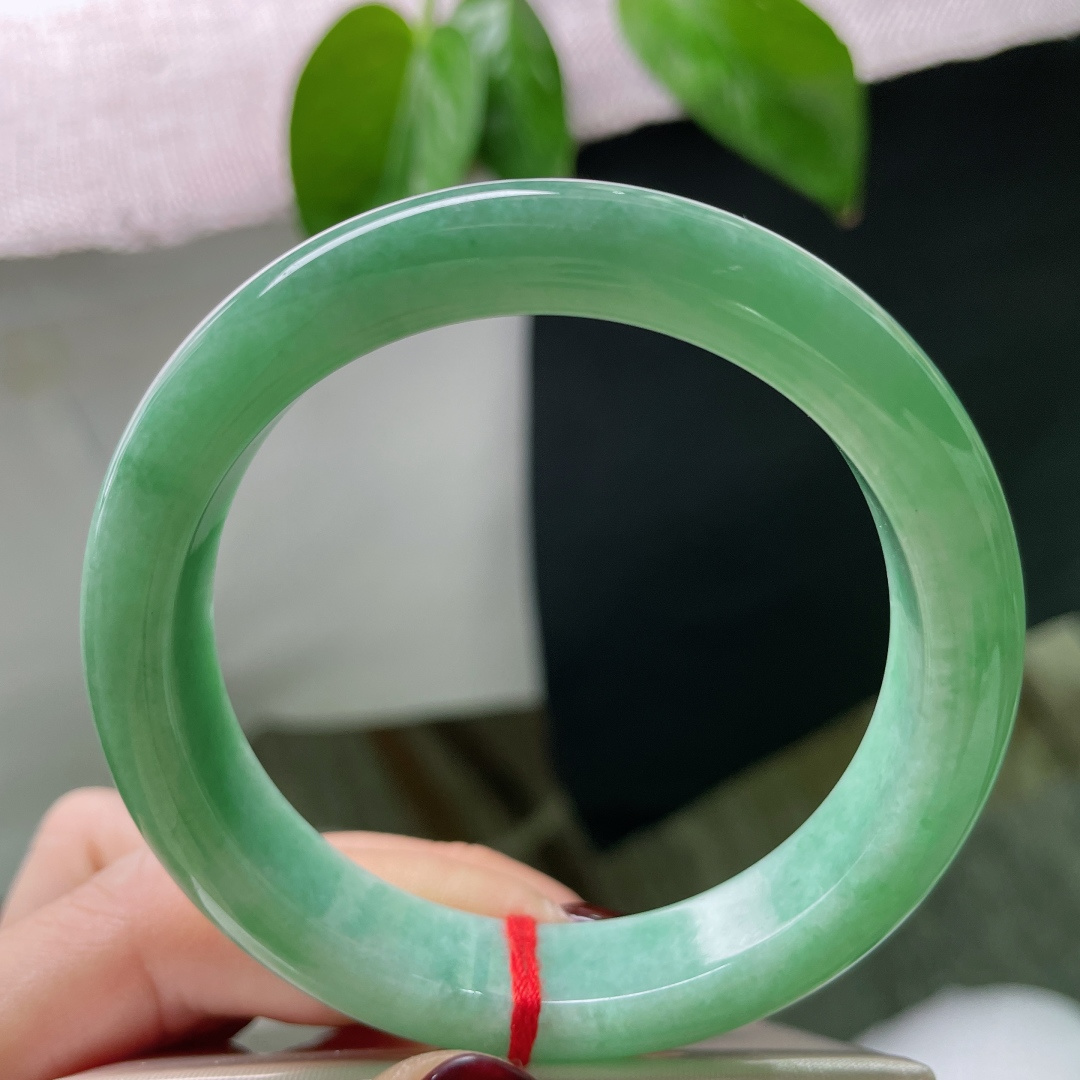 55.6/12/8.5绿色正圈，水润，底子细腻，稳如青山。 不是点缀，是底色，是根基。皮纹，ss50812a