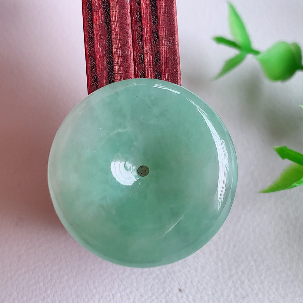 冰润飘花平安扣吊坠，厚装饱满，冰润剔透，细腻水足，种质润泽，飘花灵动，佩戴优雅大气，W357.11   尺寸：26.8-6mm