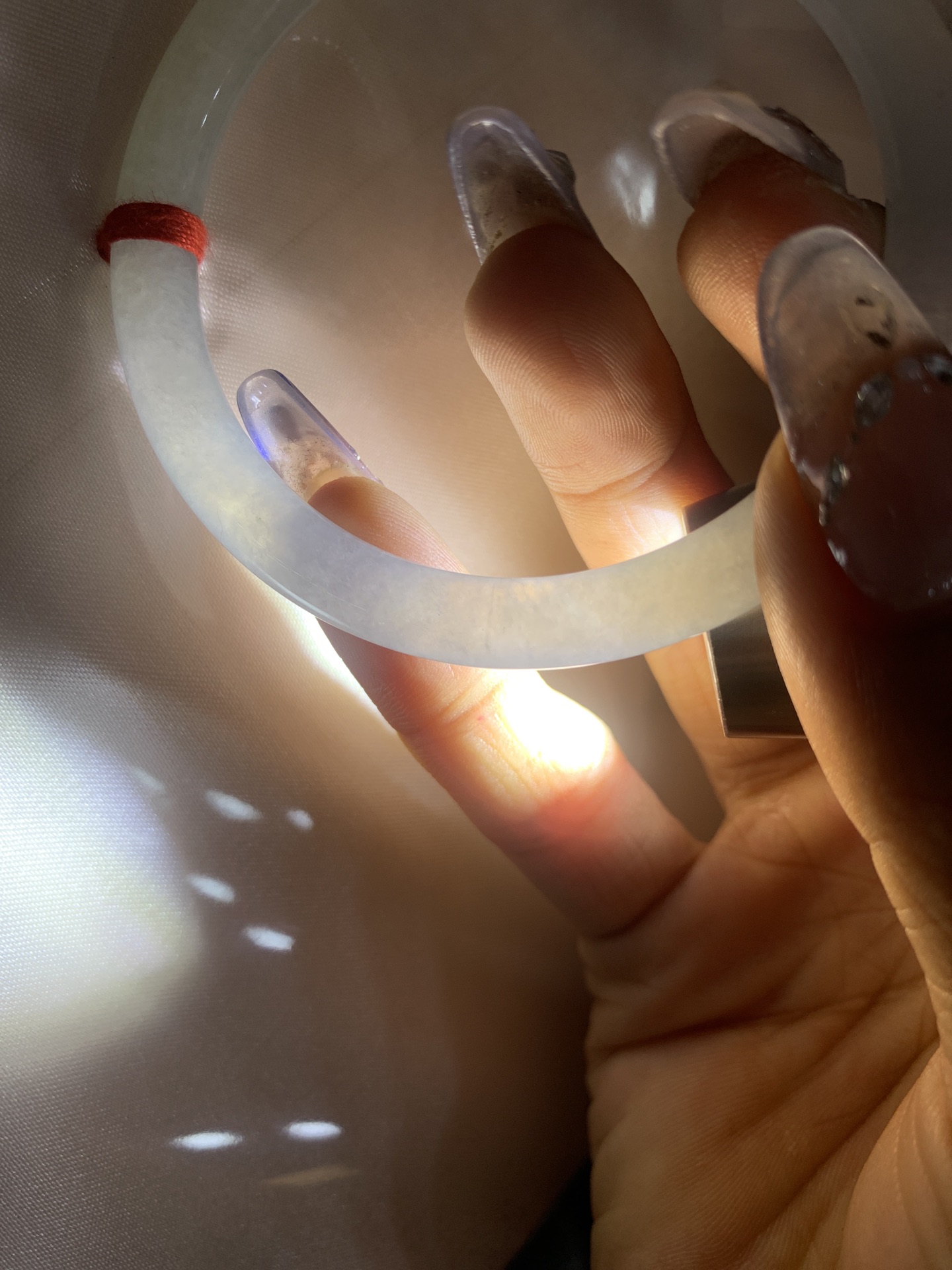 白月光美人条 54.5-7.1-6.1 0412-N410-5 打灯细纹，底妆细腻，水水润润的白月光，如同夜空中最温柔的那一抹月光，轻轻洒落你的手腕，带来一份宁静与雅致