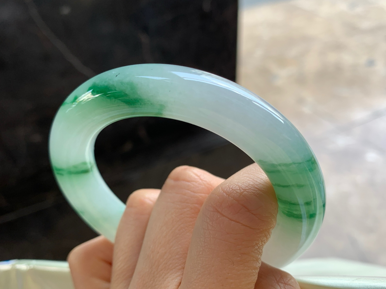 56-12.3

绿花圆条手镯^_^鲜艳 玉质温润