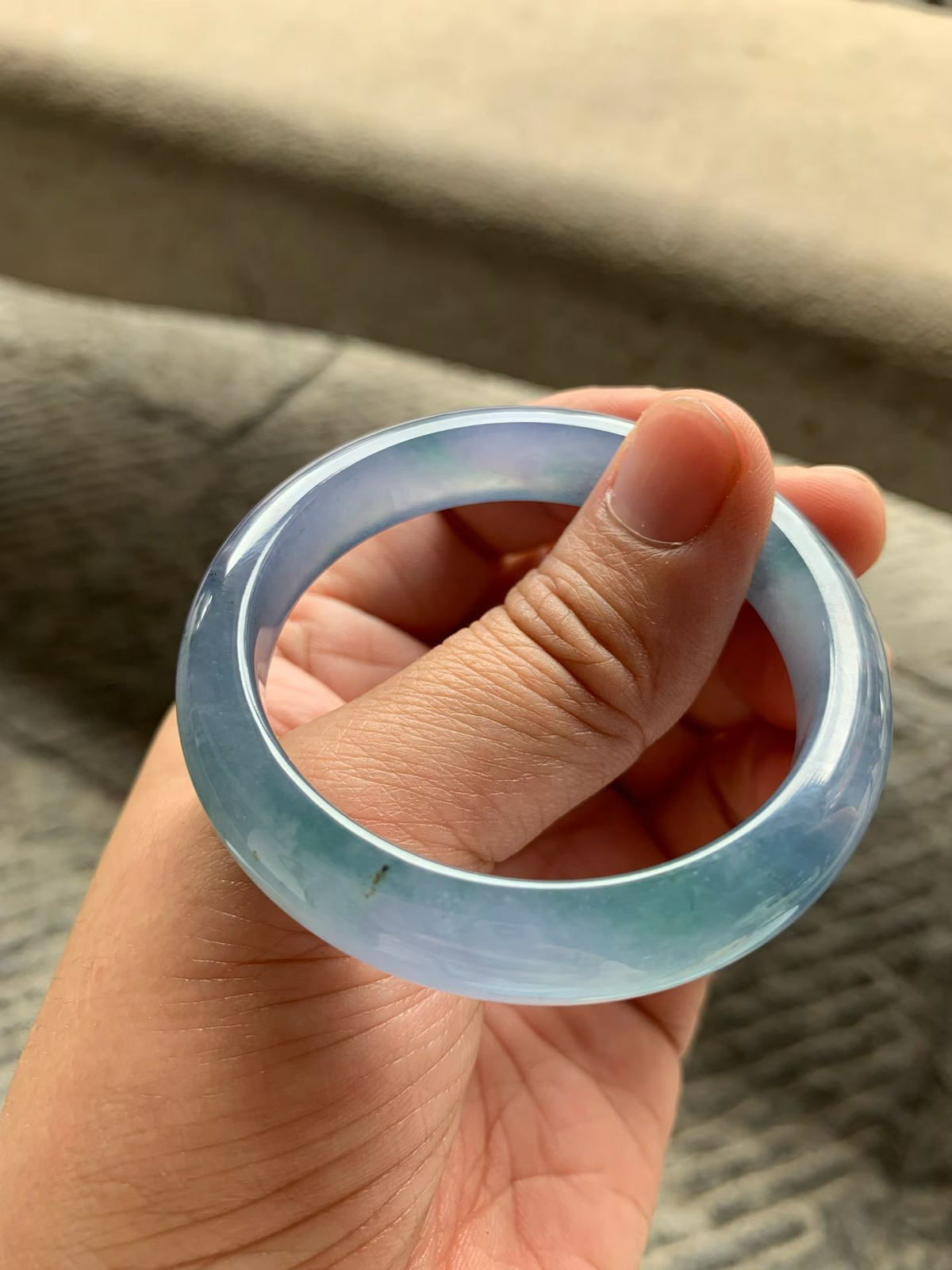 美艳冰紫飘花正圈手镯尺寸50*11*7.5 老坑种水，纯净细腻，通透冰凝，胶感满满，花色灵动，韵味十足，高贵典雅！