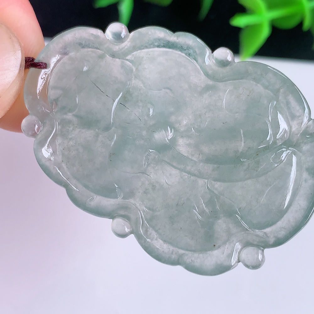 冰润荷叶鱼吊坠  荷叶花开富贵，水为财，愿人生如鱼得水”清秀高雅，线条流畅优美，颜色靓丽，佩戴效果优雅迷人！性价比超高！W41.11  尺寸：43-29.5-5.3mm