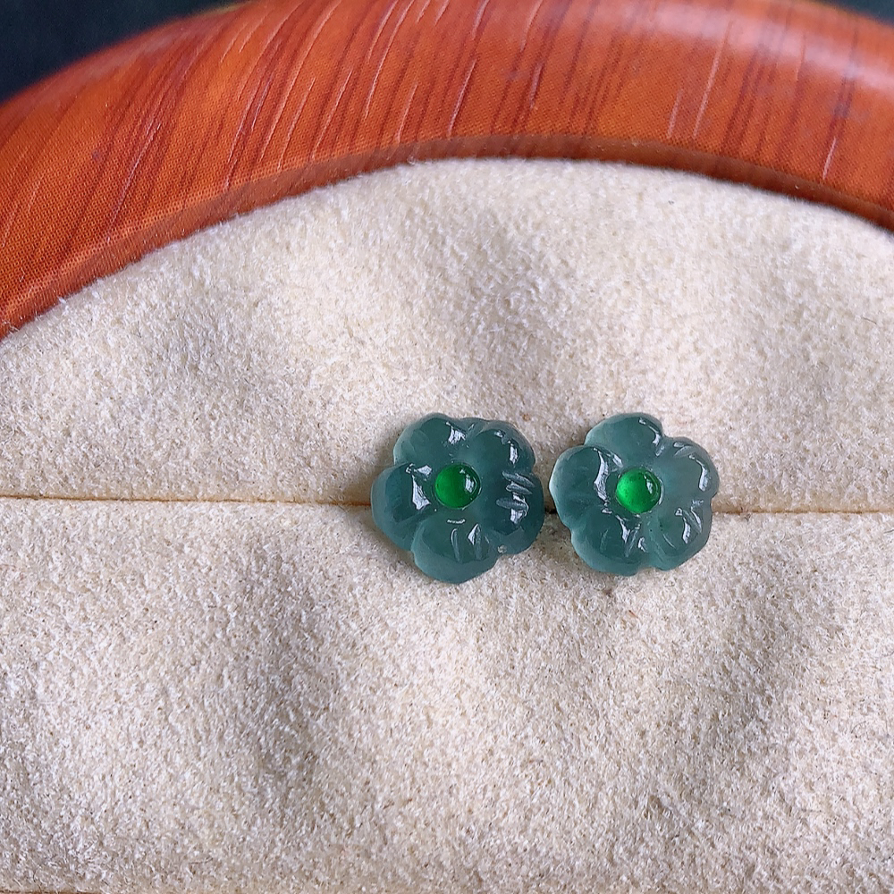 18k金冰晴水翡翠耳钉，自然光实拍，翠色灵动，颜色漂亮，种老水足，品相佳，佩戴佳品！W357.11 