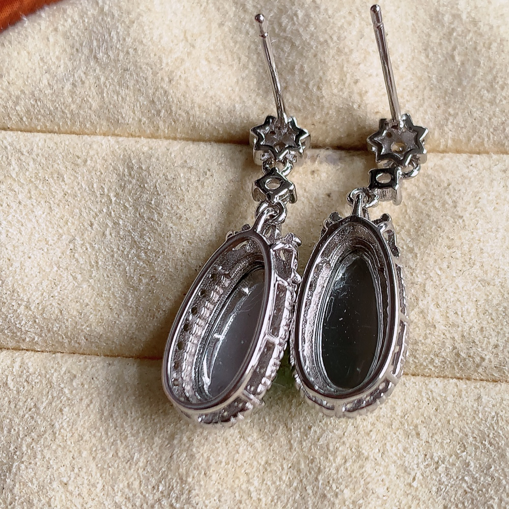 冰满绿翡翠925银镶嵌福豆耳坠，自然光实拍，翠色灵动，颜色漂亮，种老水足，品相佳，佩戴佳品！W481.11  取一整体尺寸：24.5-8.8-6.3mm  裸石尺寸：13-6.8mm