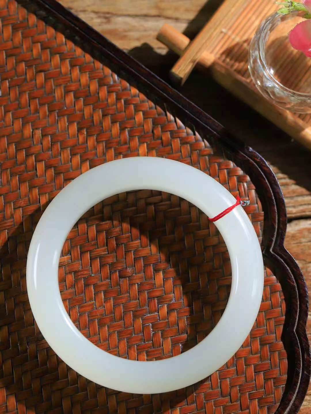 （柔情似水.手镯）

精品和田玉荔枝冻手镯，玉质温润细腻，镯型饱满圆润，优雅知性，姽婳于幽静兮，又婆娑乎人间，经典款型，古朴典雅。极具灵性，腕间风情，风姿卓越。 
重85.4克   尺寸59.5-14.5-11mm    FDL-36471226