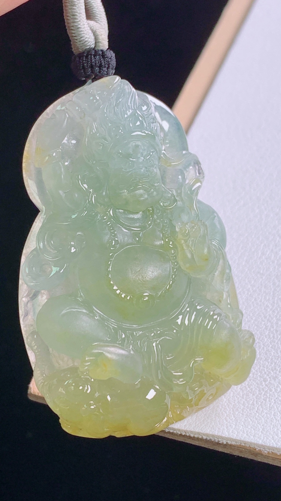 黄翡不动明王
天然黄翡，雕工精湛，
尺寸:51.1-32.4-13.0mm 8