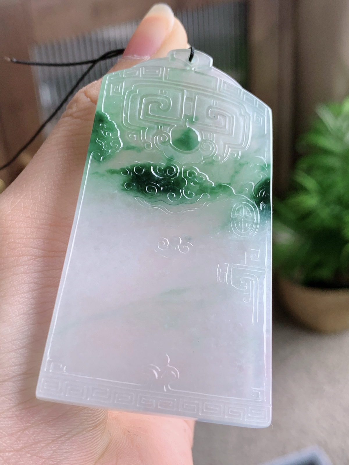 【裸石】冰飘绿花仿古牌无事牌吊坠
【说明】缅料 性价比高  
【尺寸】69.8-38-5.5