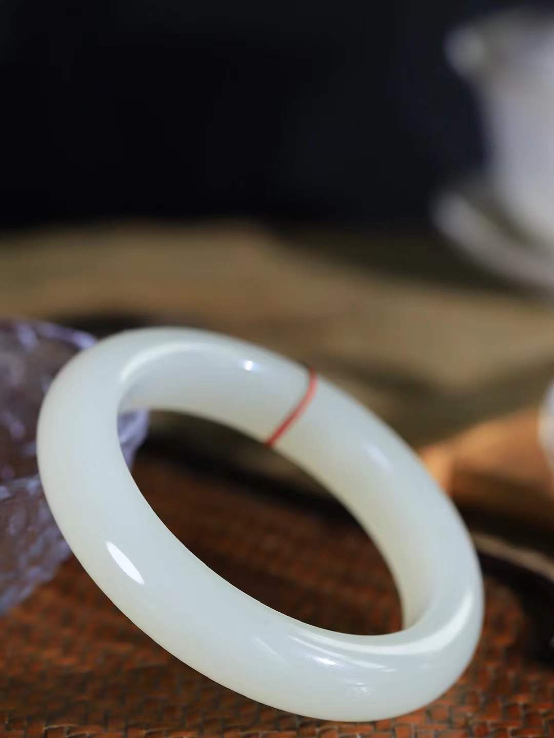 （柔情似水.手镯）

精品和田玉荔枝冻手镯，玉质温润细腻，镯型饱满圆润，优雅知性，姽婳于幽静兮，又婆娑乎人间，经典款型，古朴典雅。极具灵性，腕间风情，风姿卓越。 
重85.4克   尺寸59.5-14.5-11mm    FDL-36471226