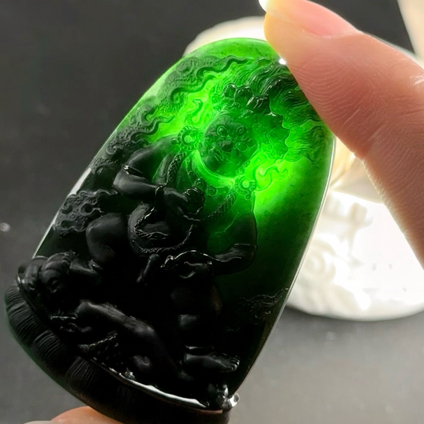 精品墨翠黄财神 种好色正 黑度极好 打灯通透 油性十足