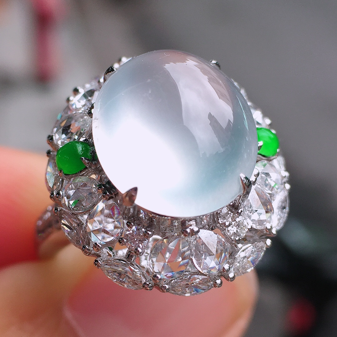 冰种蛋面戒指，玉质细腻，荧光感超
强，饱满圆润，尽显优雅气质，18k
金豪华镶嵌