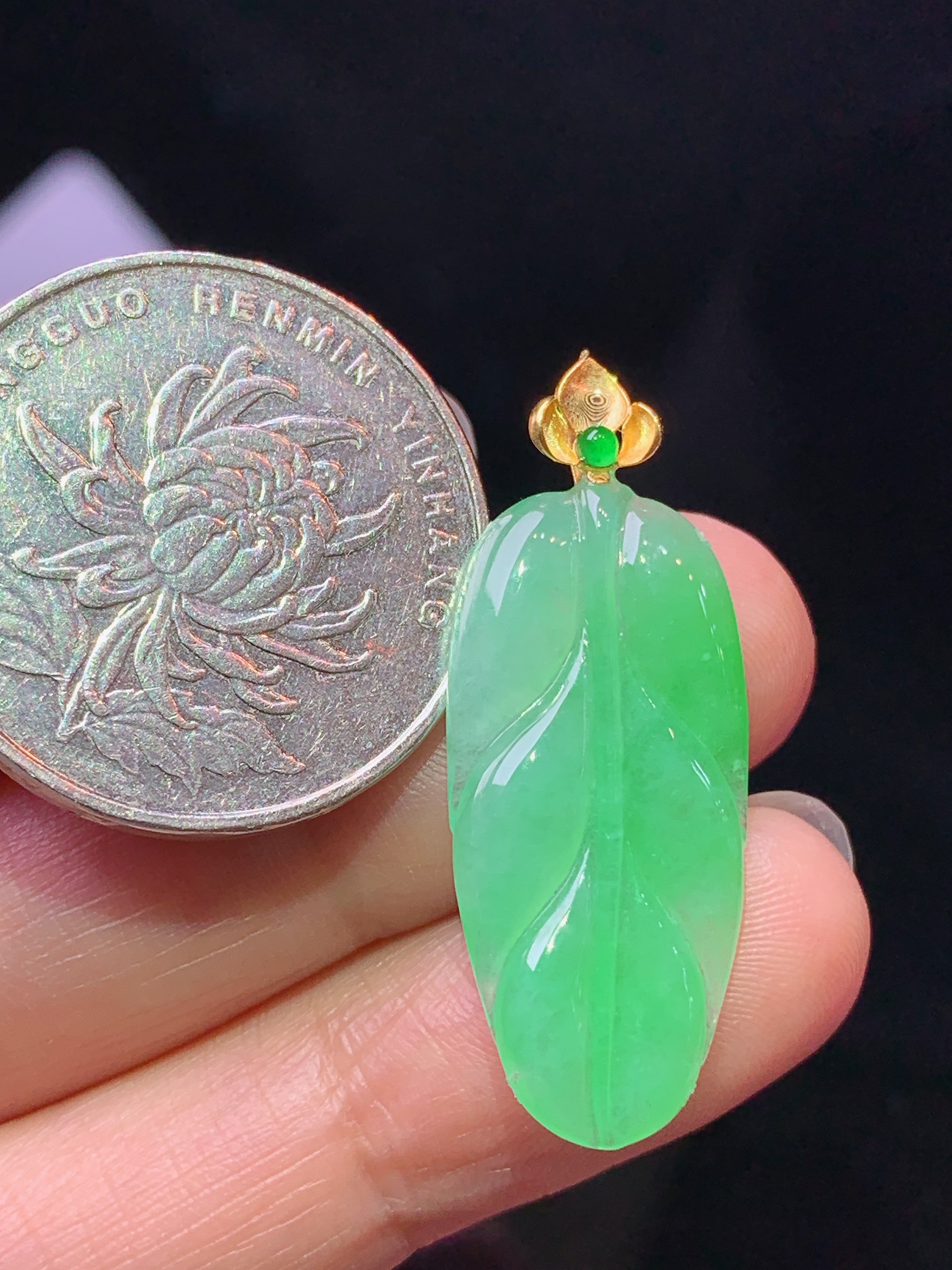 18k金镶嵌翠绿树叶吊坠 玉质细腻 色泽艳丽清新 水润亮眼 整体尺寸33.2*12.8*3.5j2