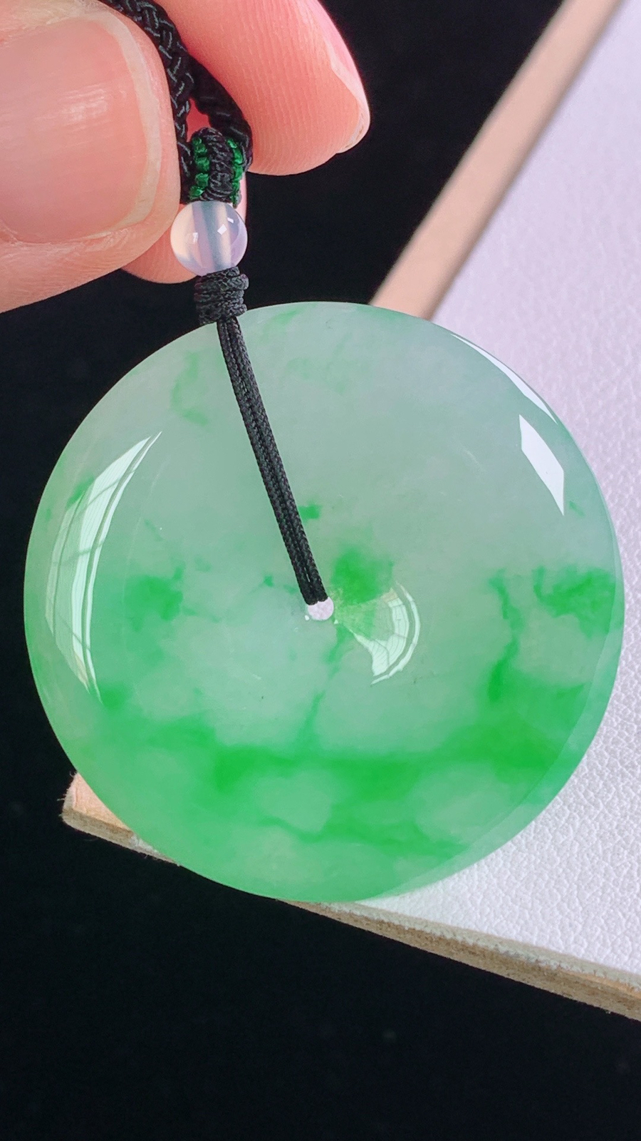 冰飘绿平安扣
翠色鲜浓，饱满圆润
尺寸:34.9-5.2mm 8