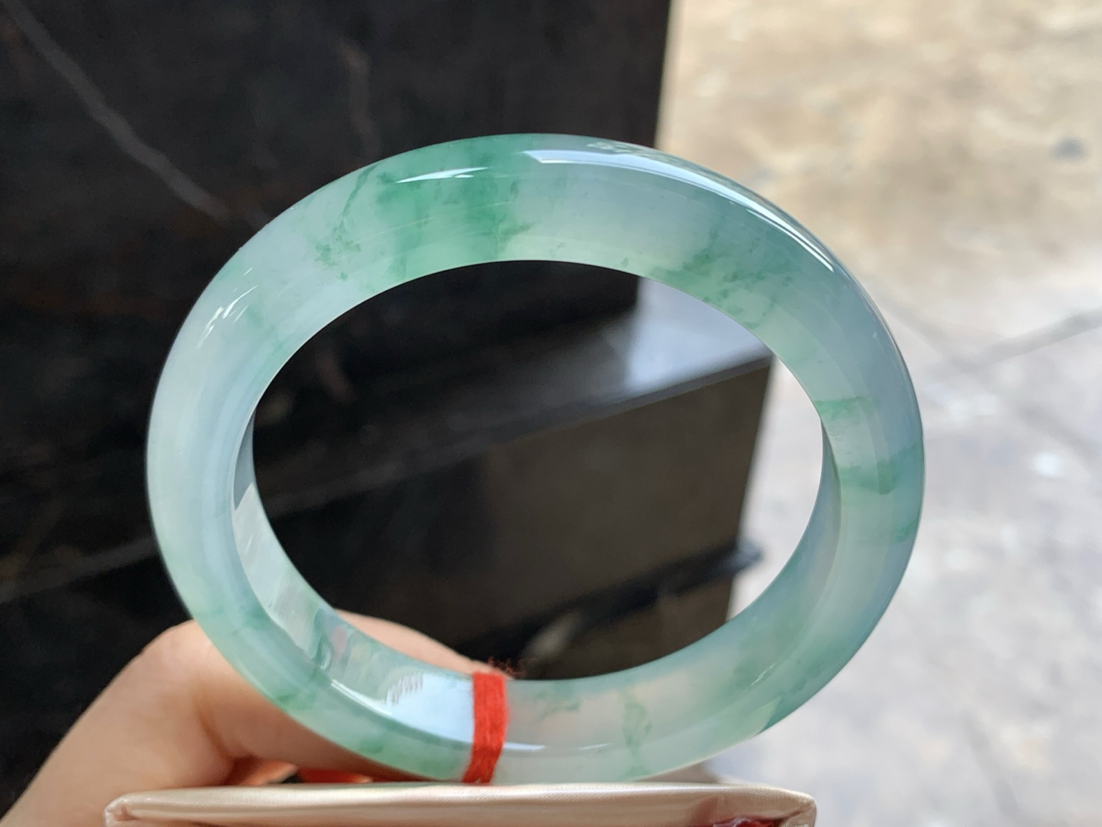 61-12.6-9.3

冰绿花手镯^_^种水好 鲜艳 大圈