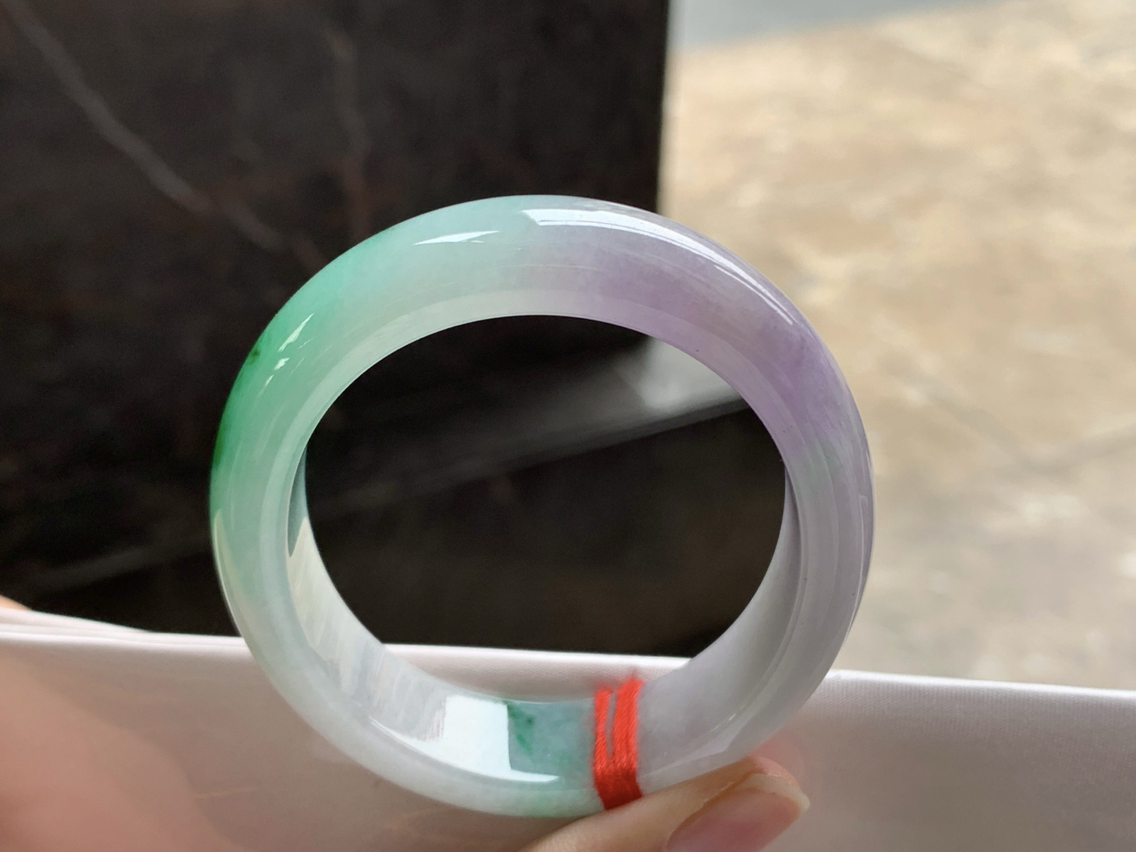 50.4-13.1-8

春带彩贵妃手镯^_^鲜艳 玉质温润 细腻 正圈48小手可以带