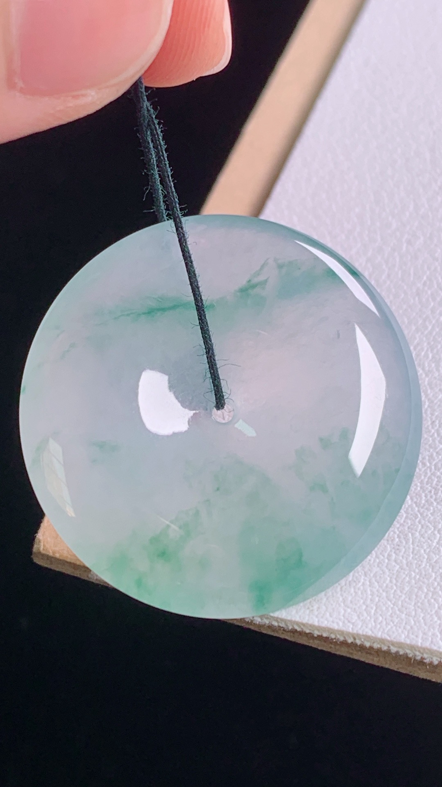 冰飘花平安扣
花色灵动，冰透起光
尺寸:30.0-5.3mm 8