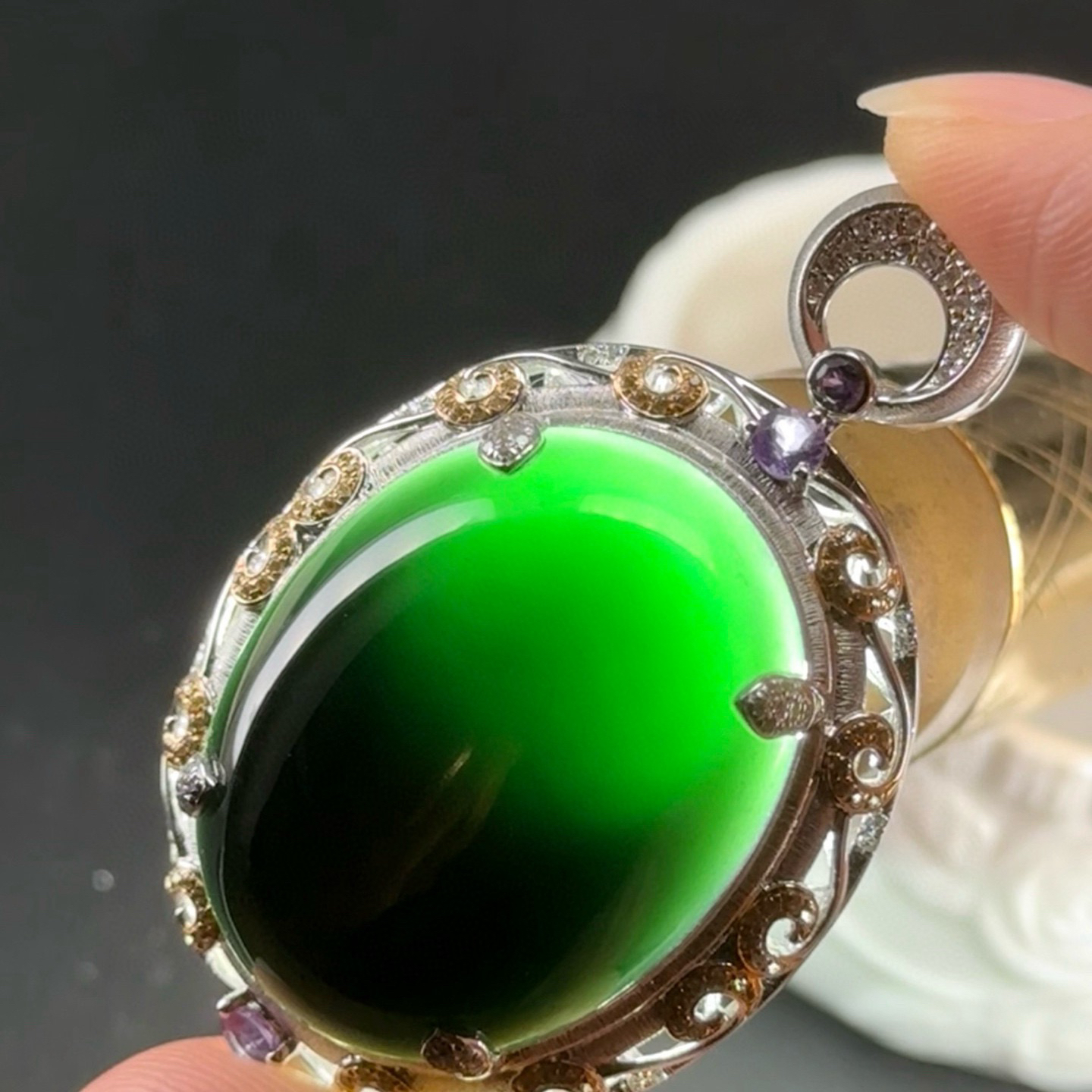 精品18k墨翠蛋面吊坠 种好色正黑度极好 打灯通透 油性十足 尺寸54.1