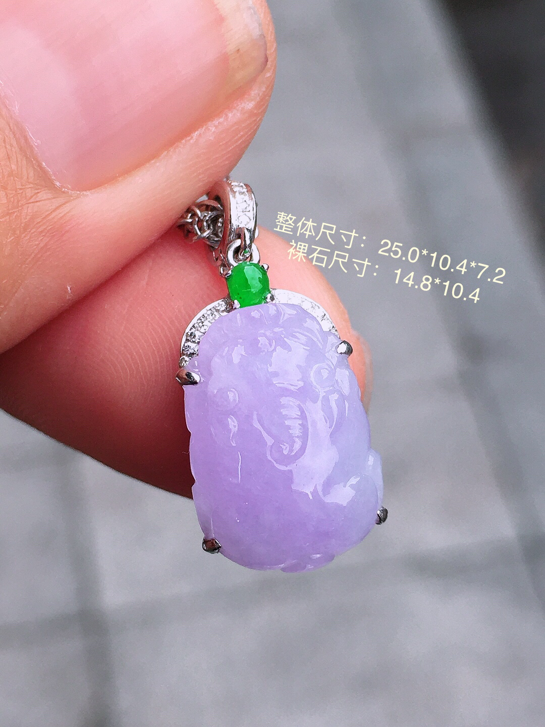 紫罗兰貔貅吊坠，色泽均匀艳丽，玉质细腻，荧光感超
强，饱满圆润，尽显优雅气质，18k
金豪华镶嵌