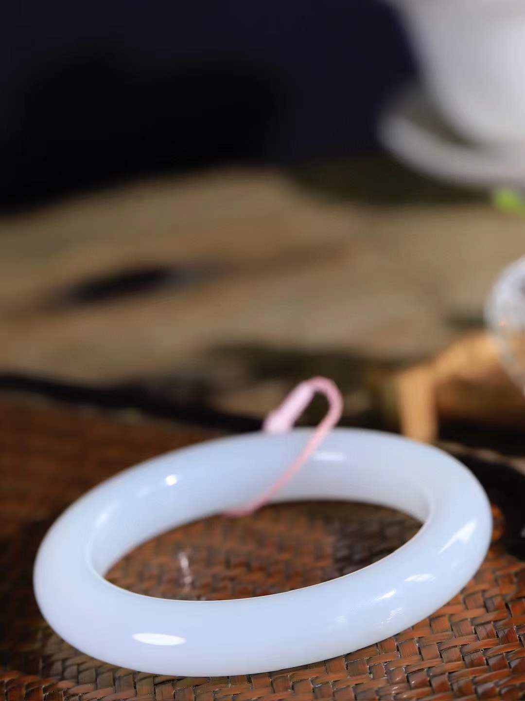 【婉约佳人.手镯】

精品和田玉白玉手镯 玉质温润细腻 油性十足 手感舒适，高华雅逸，线条流畅，简约大气，美自天成，素雅高贵。佩戴于腕间，婉约之美，举手投足间透出那份低调奢华。重63克 内径56.5mm  尺寸12-10.5mm   FDA-66451139